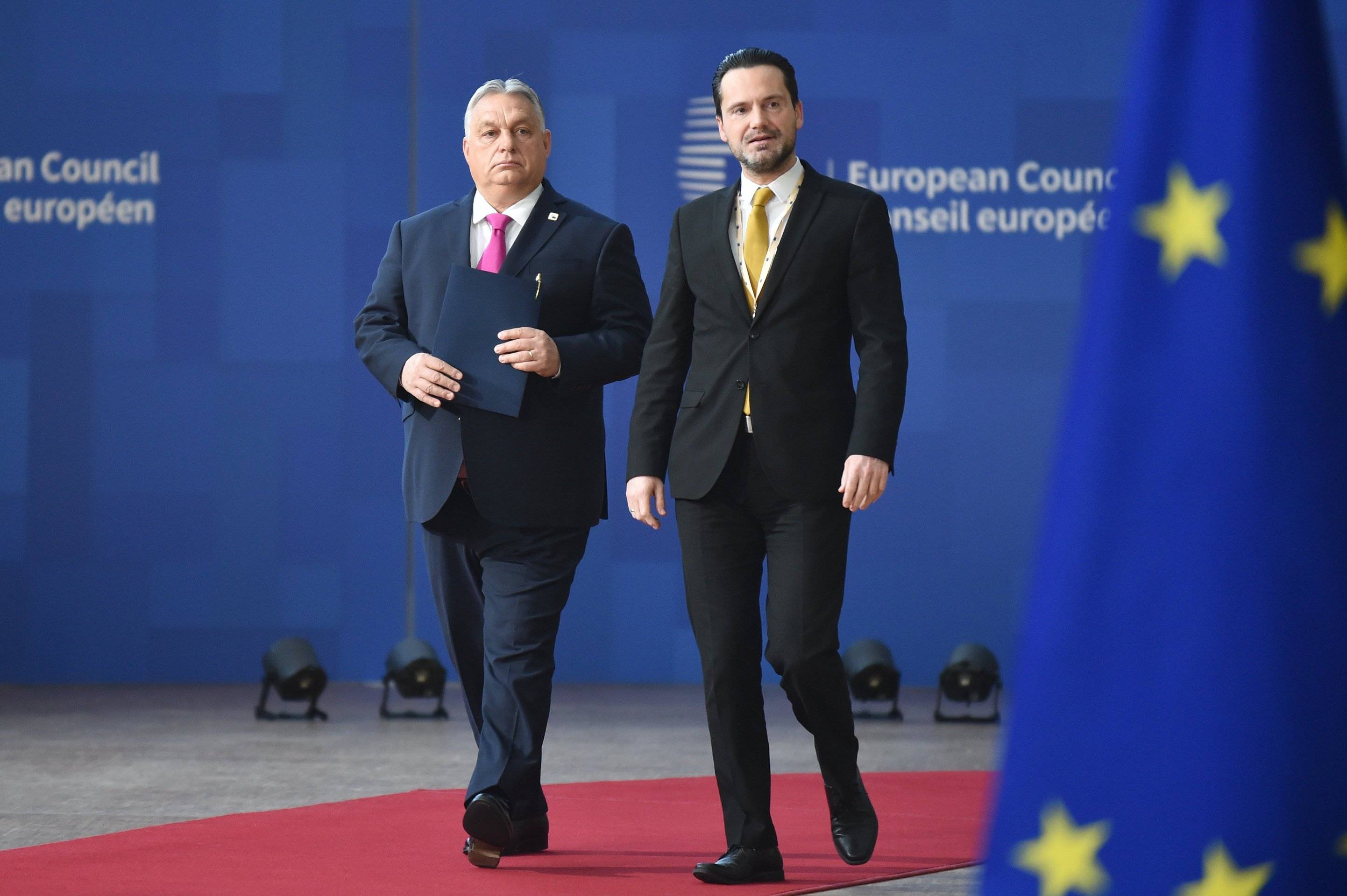 Viktor Orban i jego współpracownik zmierzają na szczyt UE w Brukseli 14 grudnia 2023