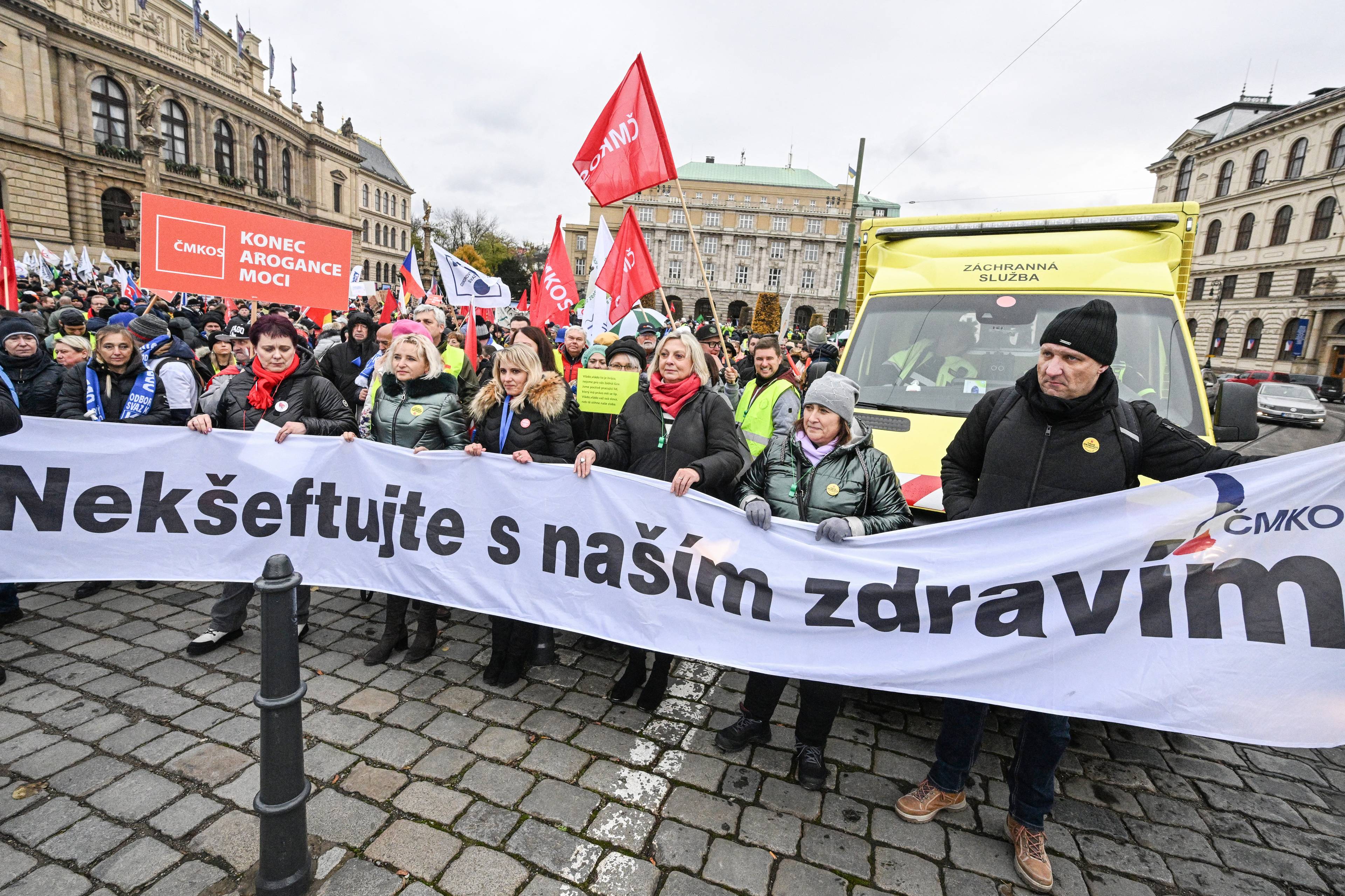 Demonstranci trzymają transparent z napisem Nie handlujcie naszym zdrowiem, biorąc udział w proteście zwołanym przez Czeskie Związki Zawodowe
