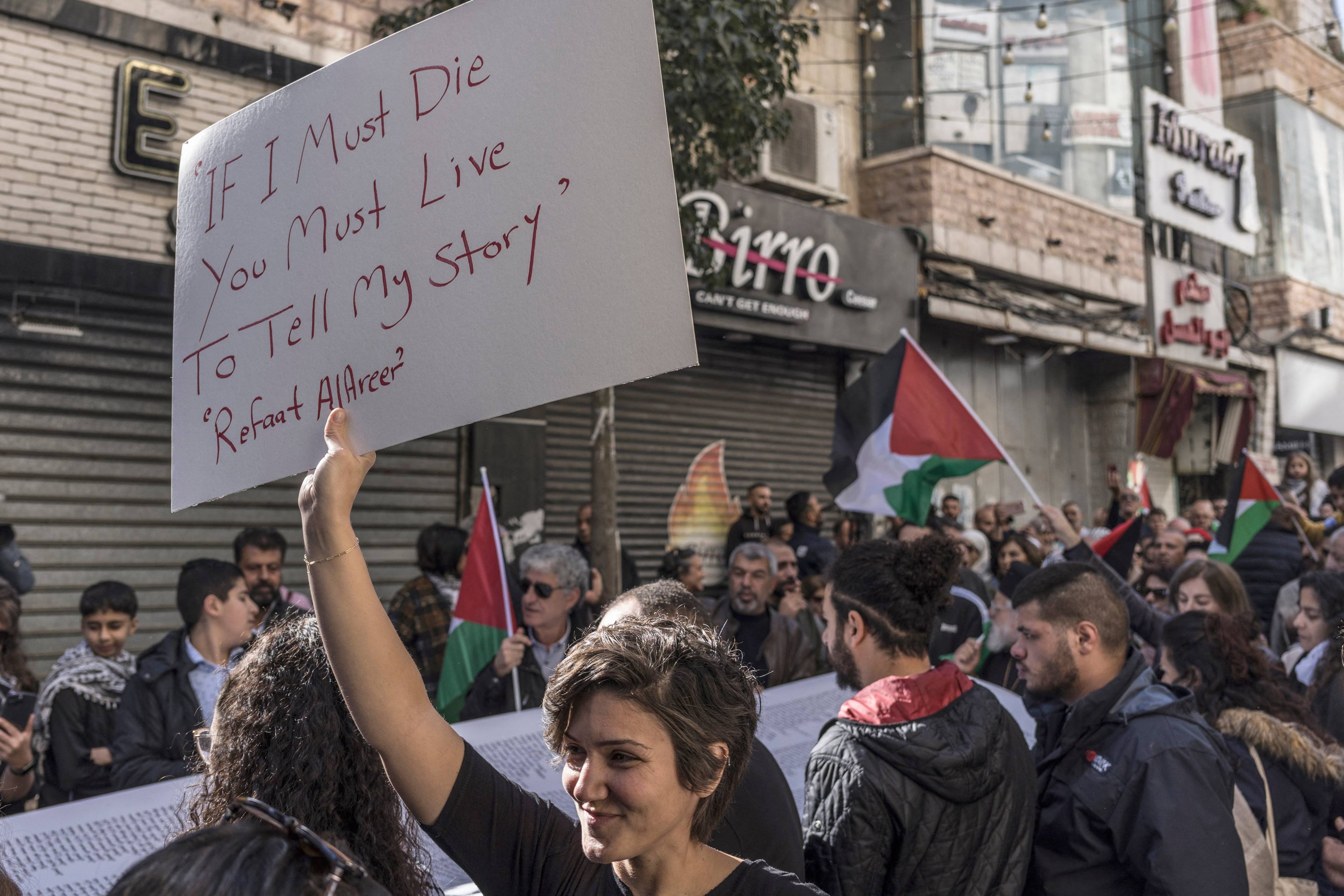 Kobieta na demonstracji trzyma transparent z angielskim napisem "Jeśli mam umrzeć, musisz żyć, by opowiedzieć moją historię