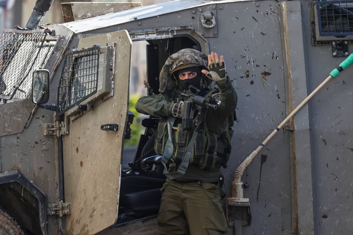Izraelski zołnierz przy samochodzie pancernym