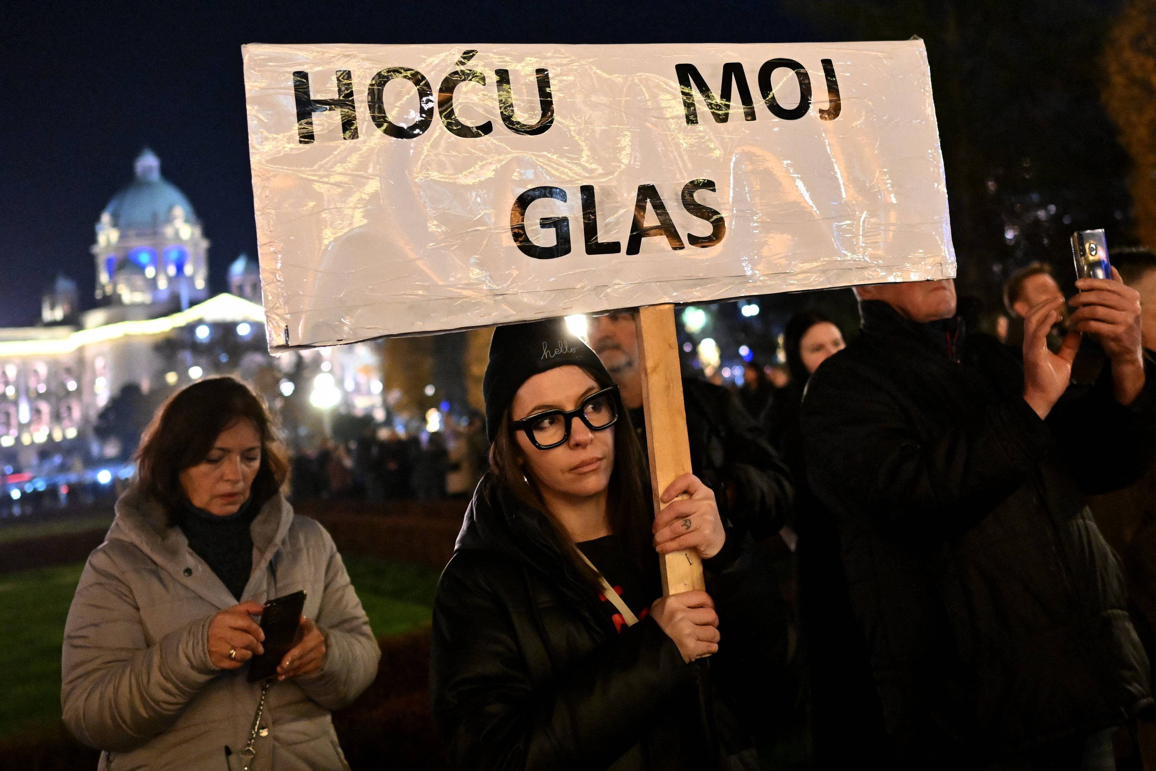 młoda kobieta w okularach w grubej czarnej oprawce, z transparentem: „Chcę mój głos"