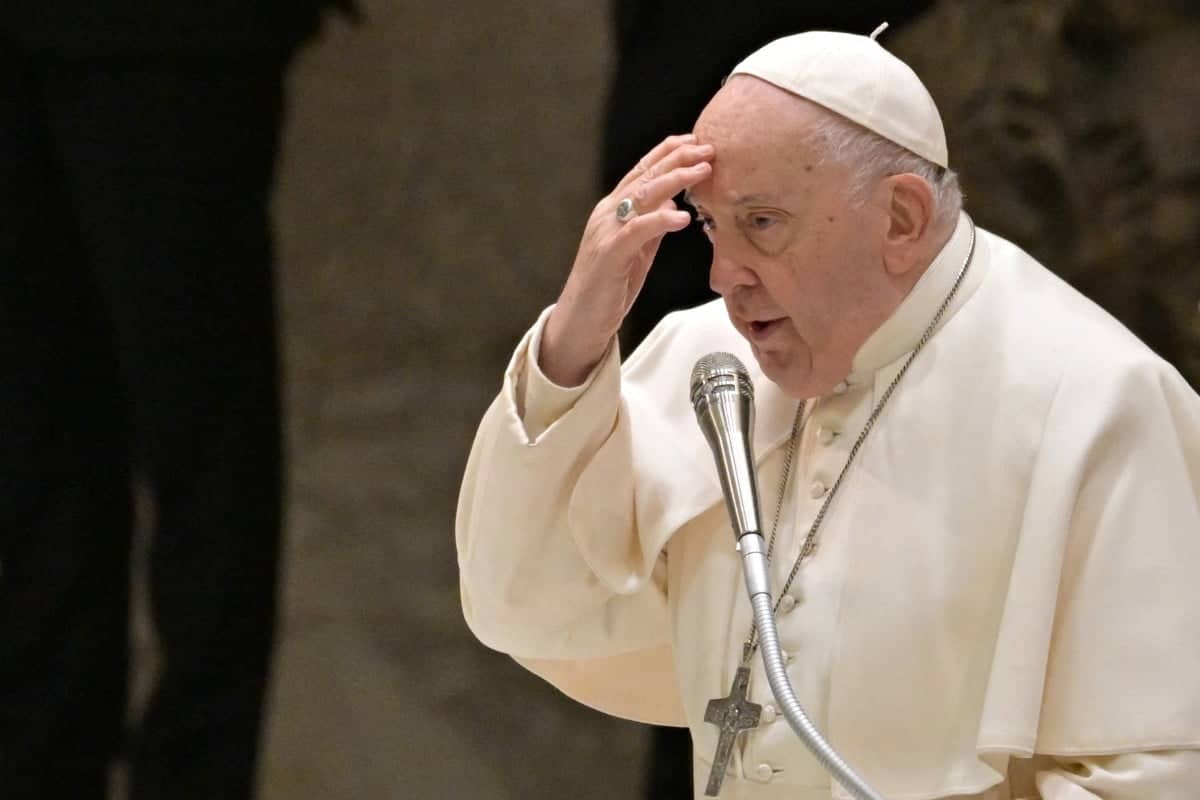 Papież z ręką uniesioną do czoła