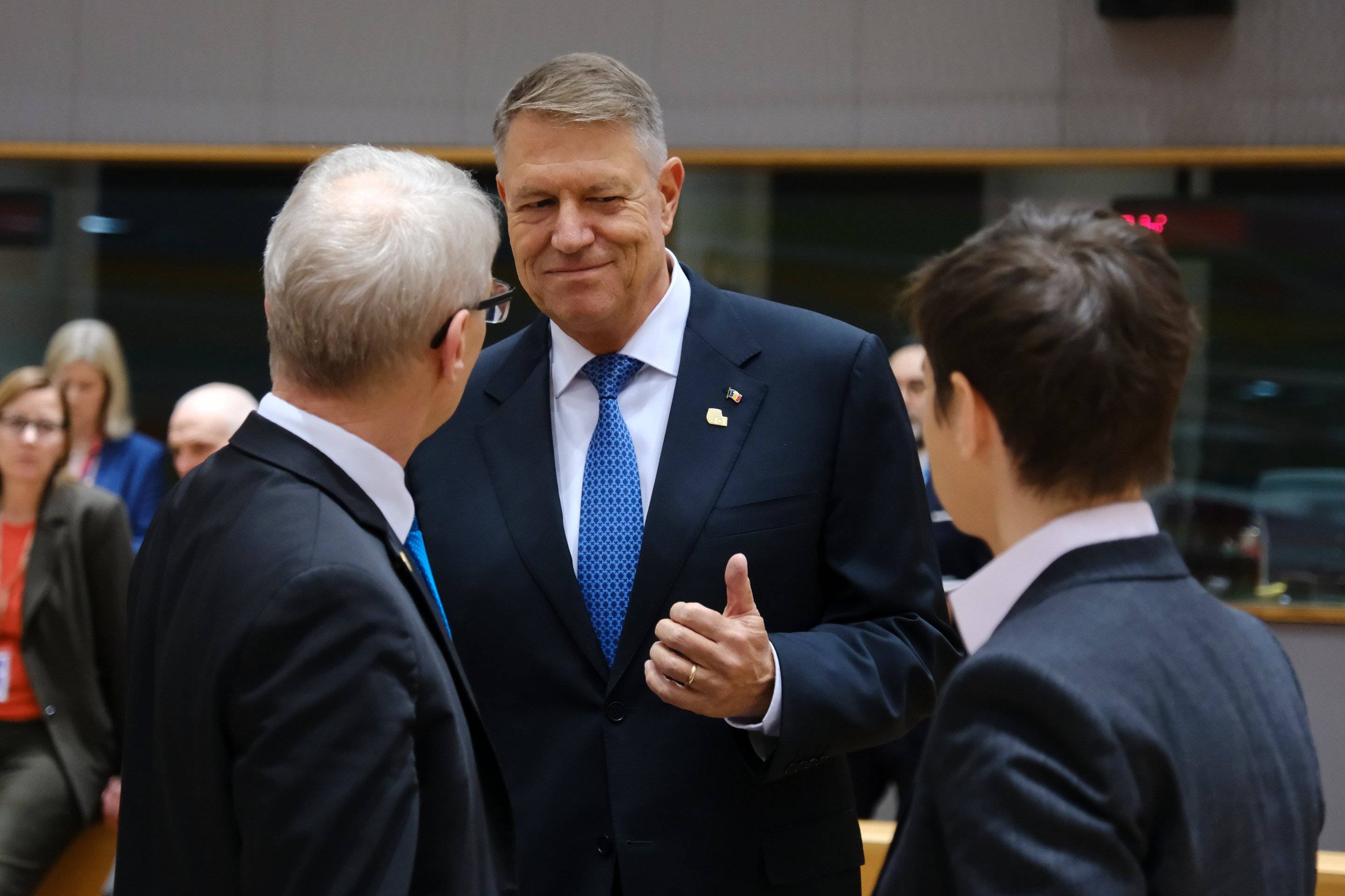 Premier Słowacji Robert Fico (po środku) rozmawia z premierem Nikolajem Demnkovem z Bułgarii (po lewej) oraz Aną Brnabić, premierką Serbii podczas szczytu UE w Brukseli 14 i 15 grudnia 2023.
