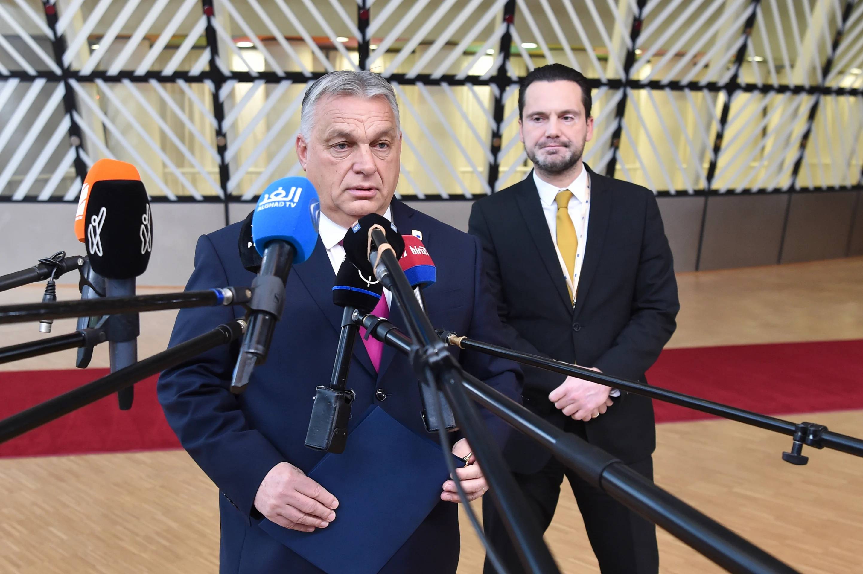 Premier Węgier Wiktor Orban udziela wywiadu dziennikarzom podczas szczytu UE w Brukseli 15 grudnia 2023