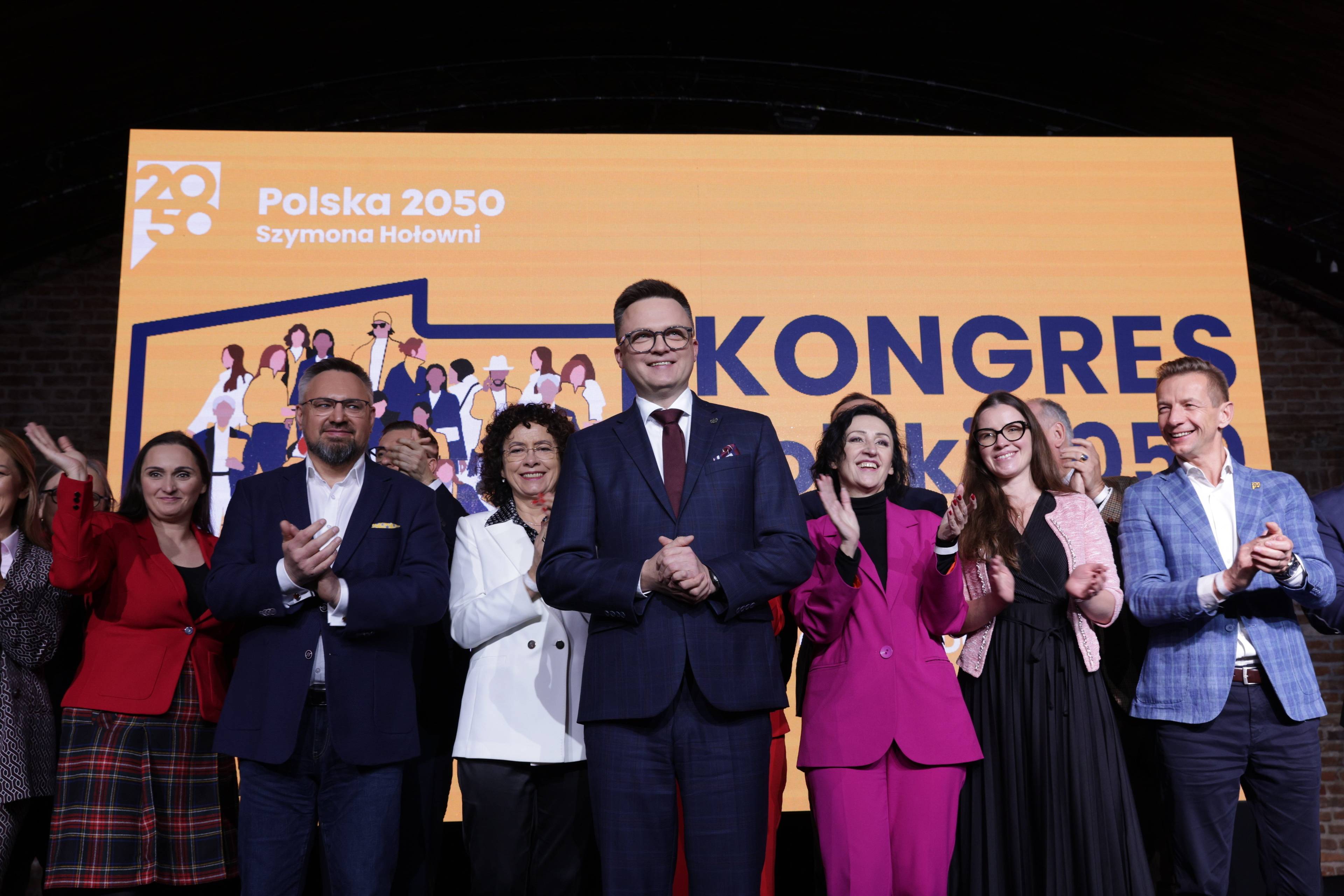 Grupa osób na scenie, w tkle napis Kongres Polska 2050