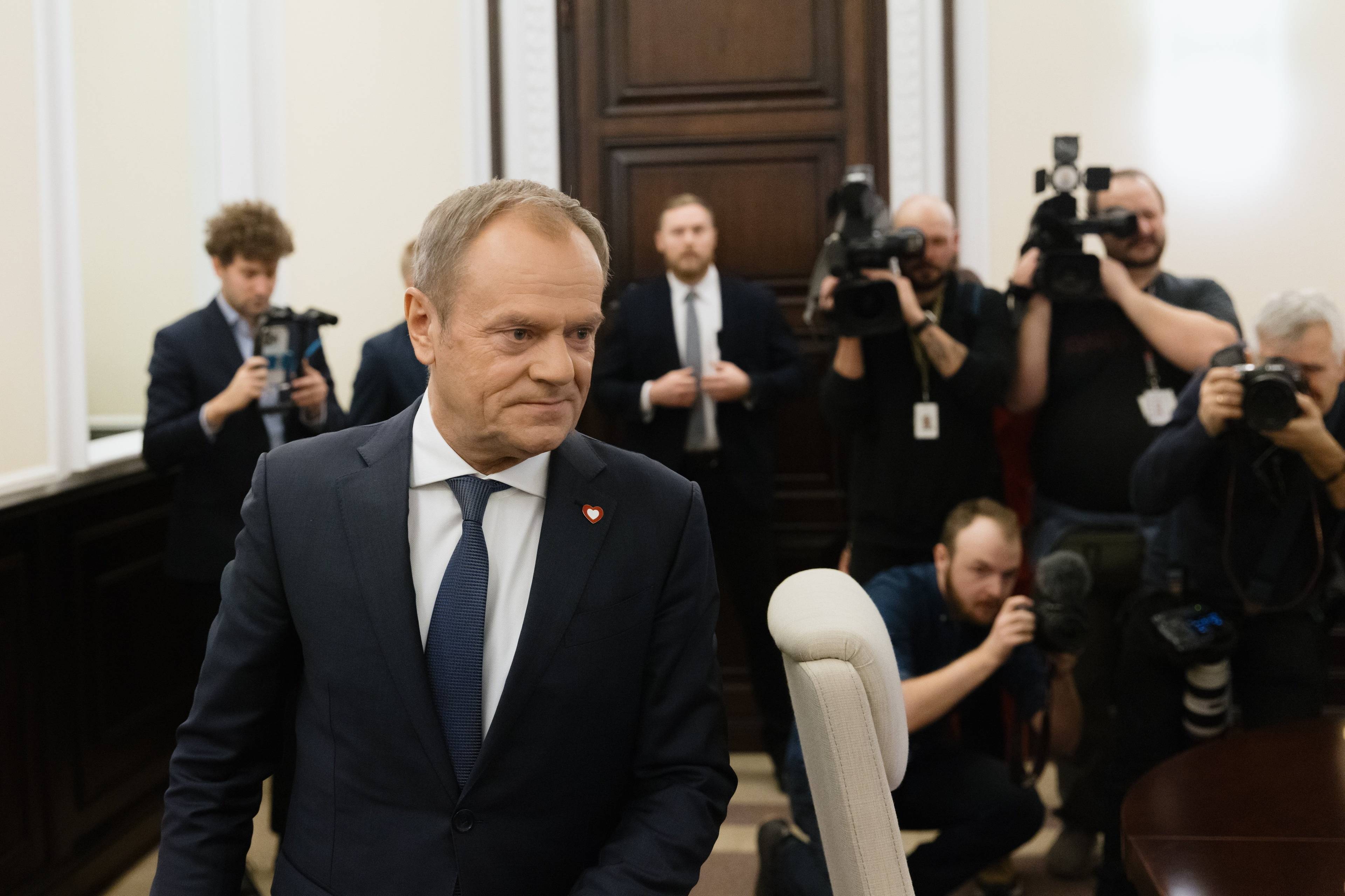 Premier Donald Tusk wchodzi na posiedzenie rządu