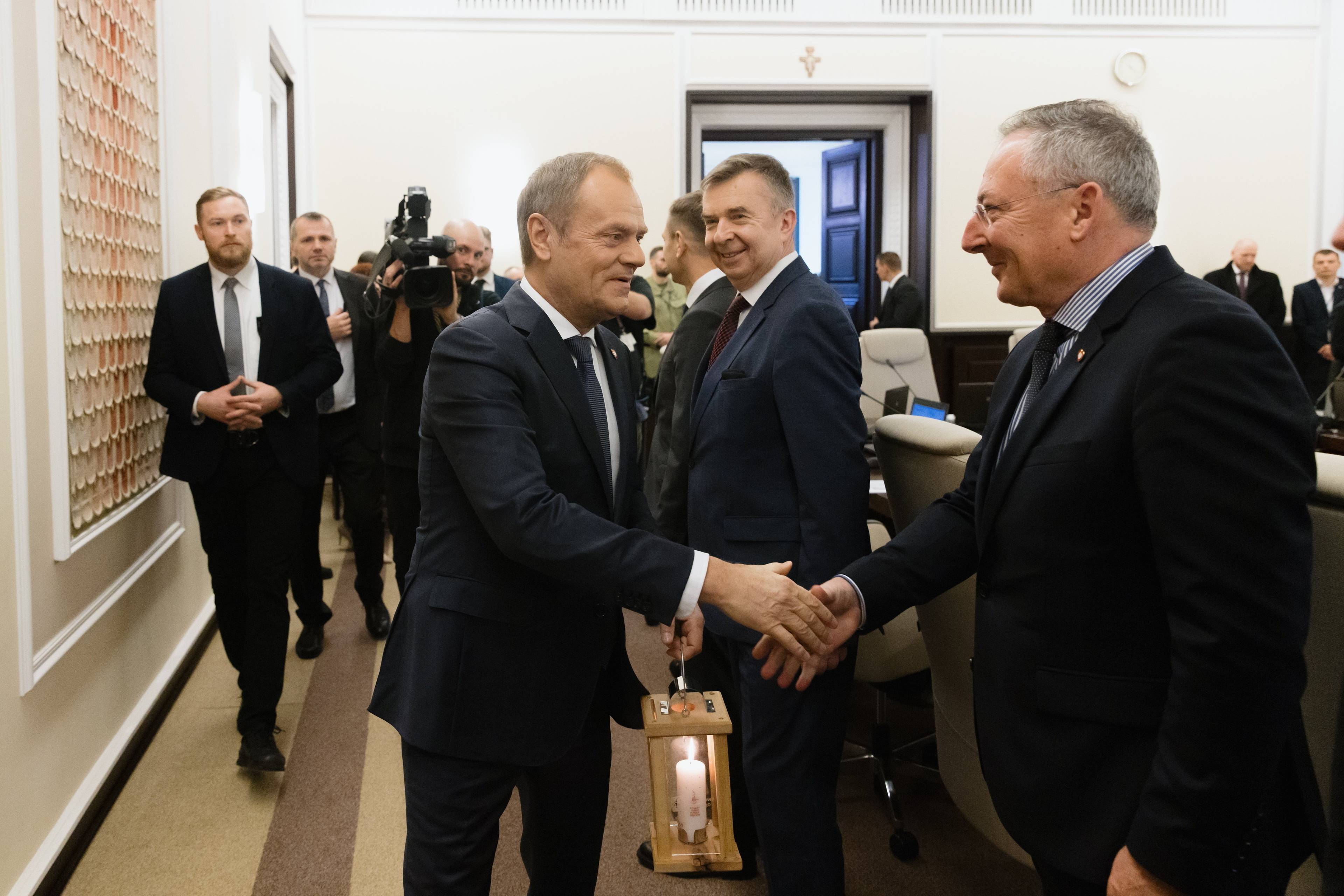 Donald Tusk podaje rękę ministrowi kultury Bartłomiejowi Sienkiewiczowi na sali posiedzeń rządu
