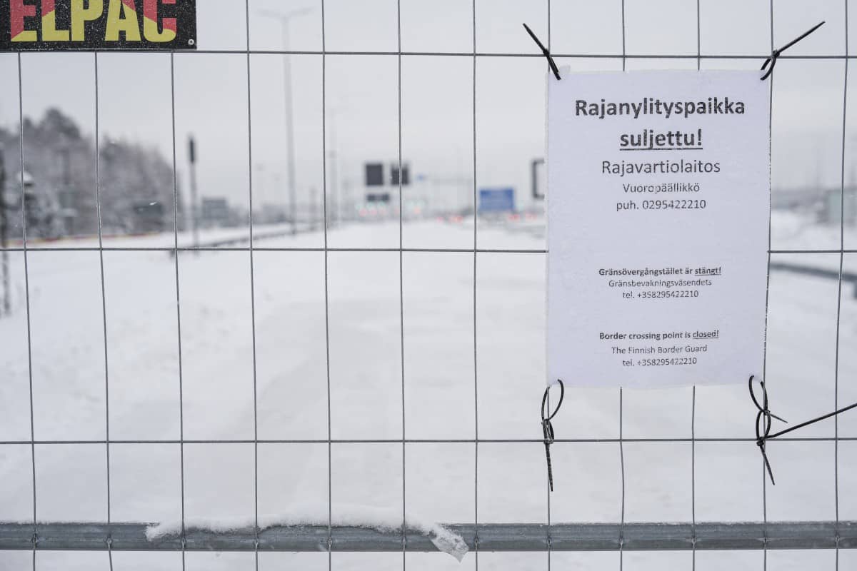 Siatka na granicy Finlandia Rosja, napis "Przejście jest zamknięte"