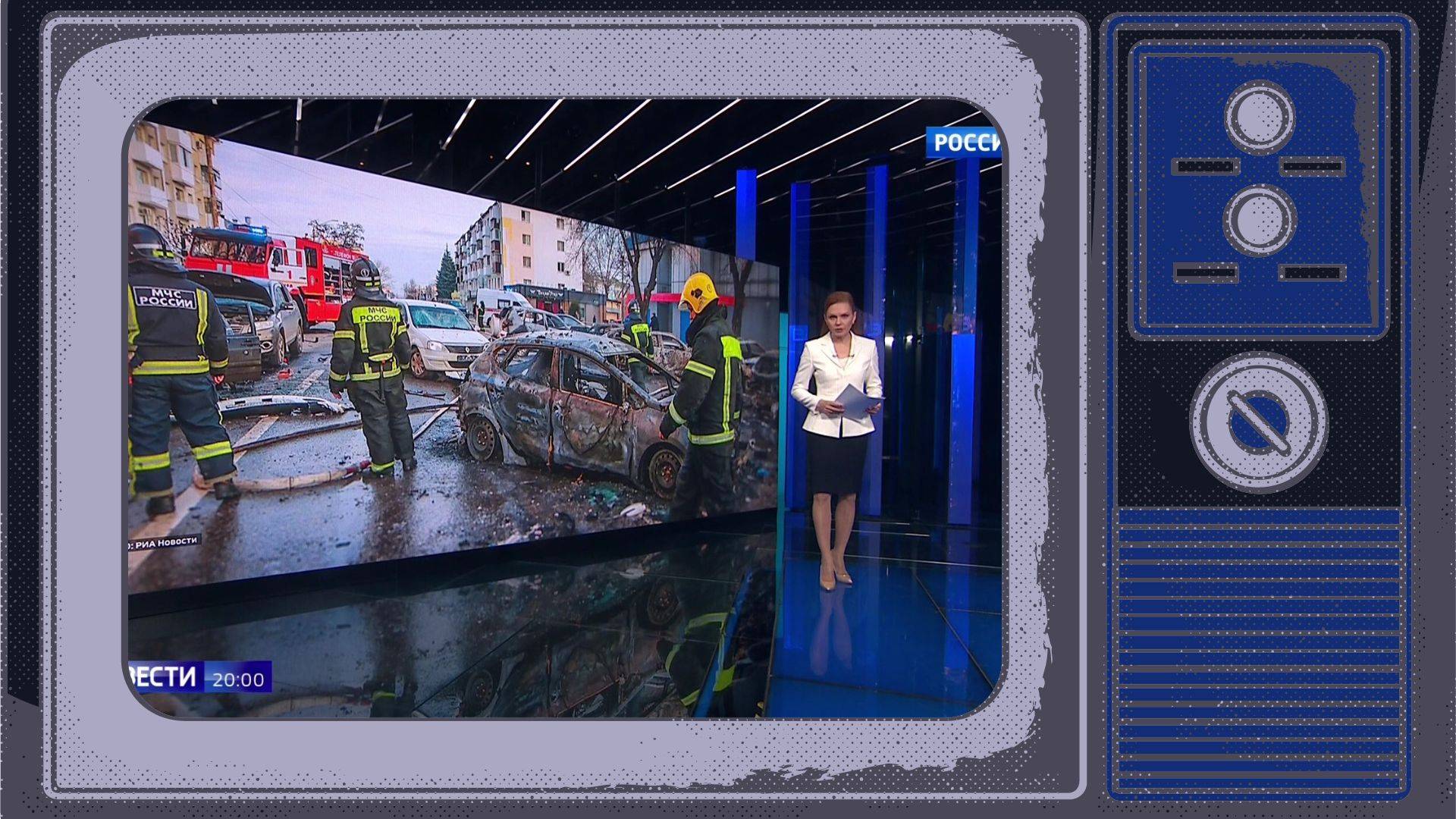 Grafika: w ramce starego telewizora zdjęcie ze studia rosyjskiej TV, gdzie prowadząca pokazuje zniszczenia w Biełgorodzie