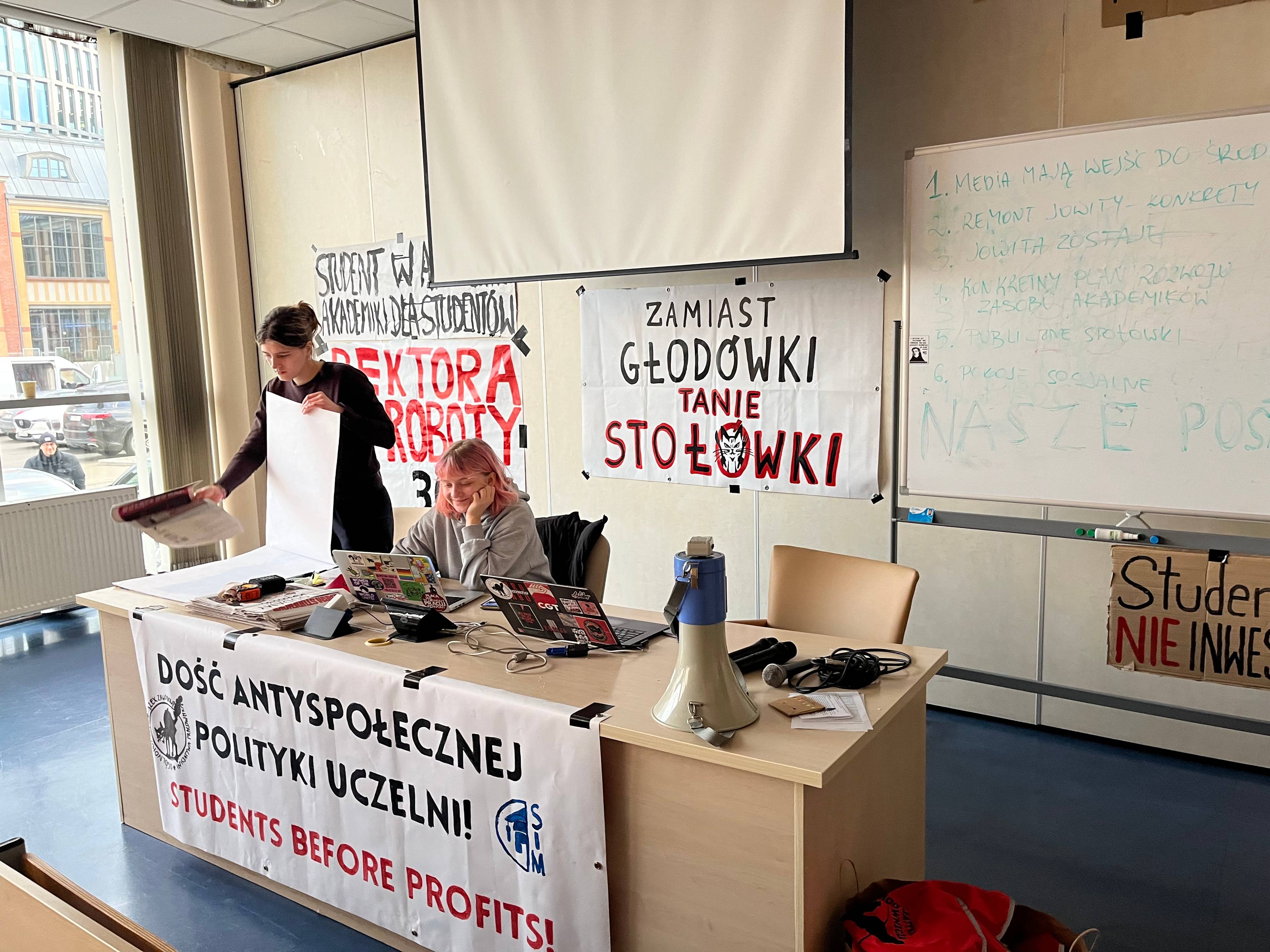 Sala wykładowa w poznańskim akademiku wyklejona plakatami protestujących studentów