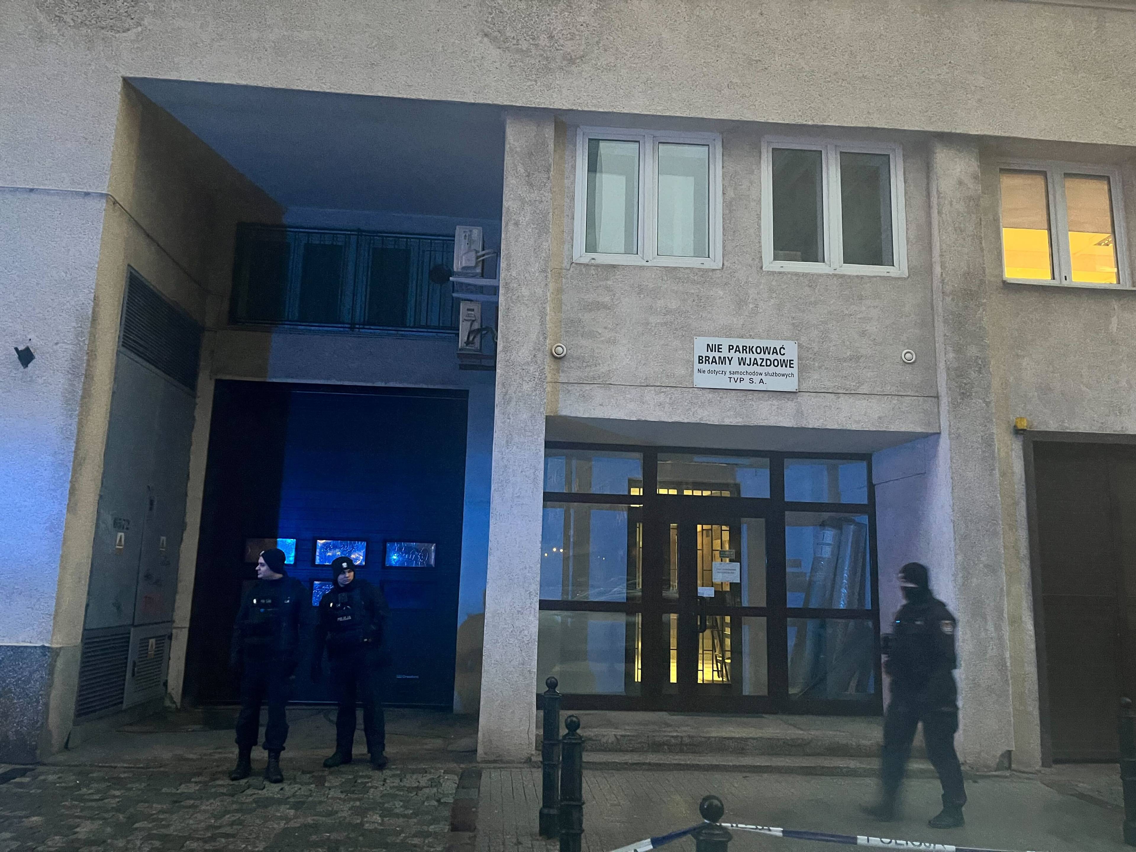 Wciąż zamknięte wejście do budynku TVP na Placu Powstańców Warszawy. Fot: Agata Szczęśniak, OKO.press