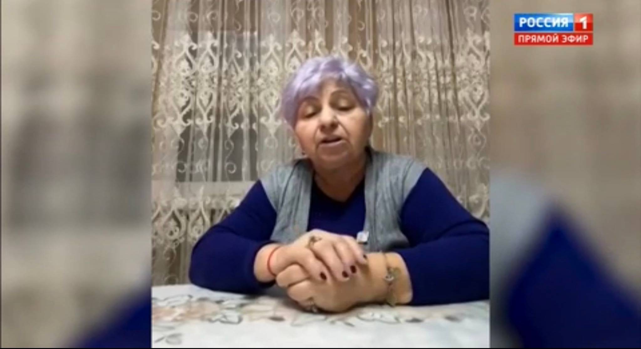 Kobieta o siwo-fioletowych włosach nagrywa wypowiedź do Putona