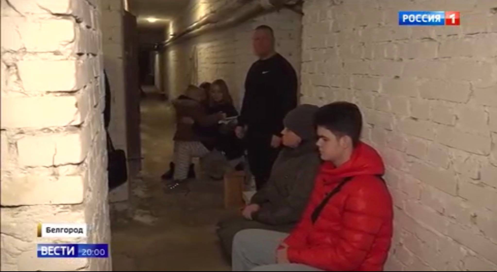 Ludzie w piwnicy-schronie bloku w rosyjskim Biełgorodzie