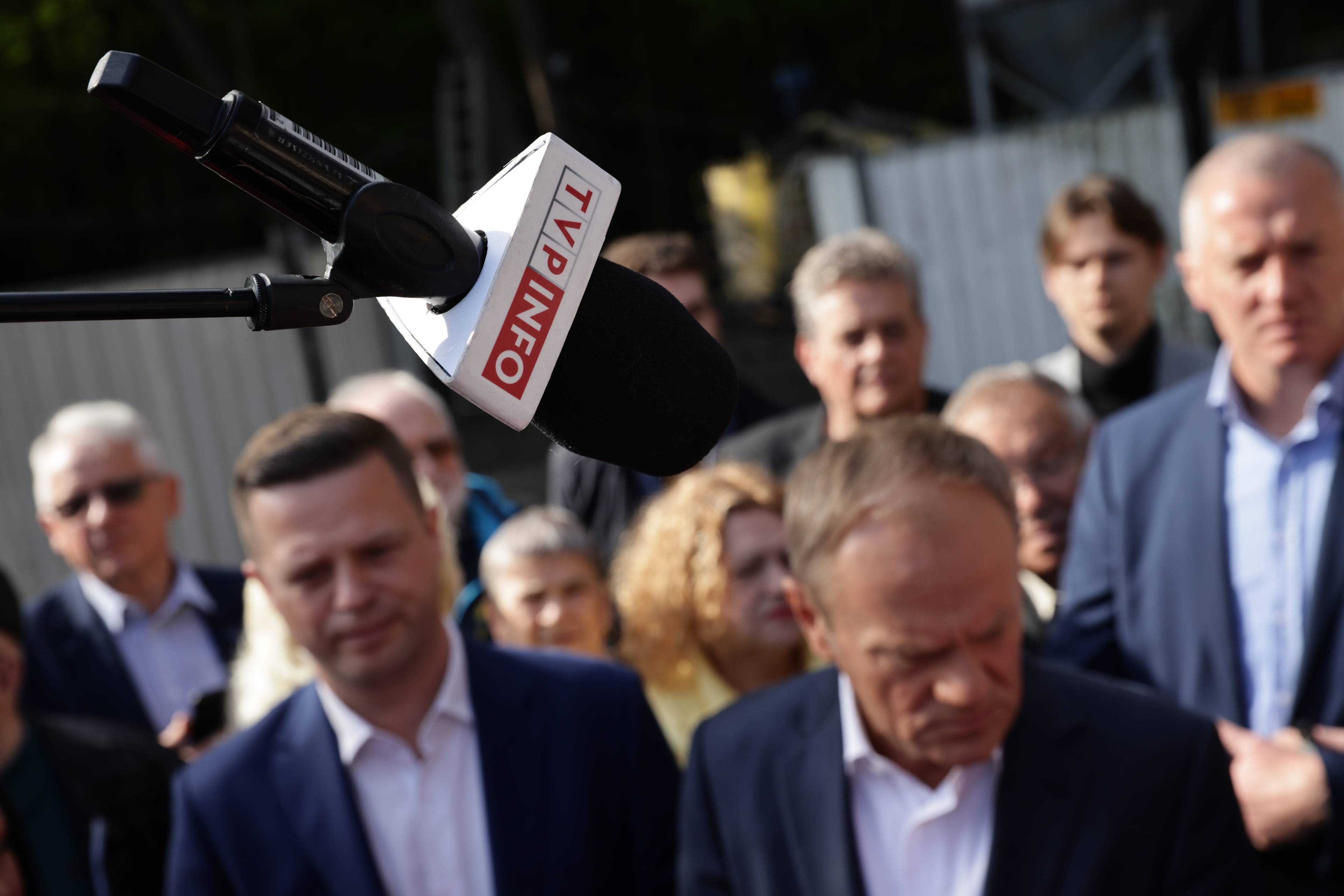 Mikrofon TVP Info nad głową Donalda Tuska