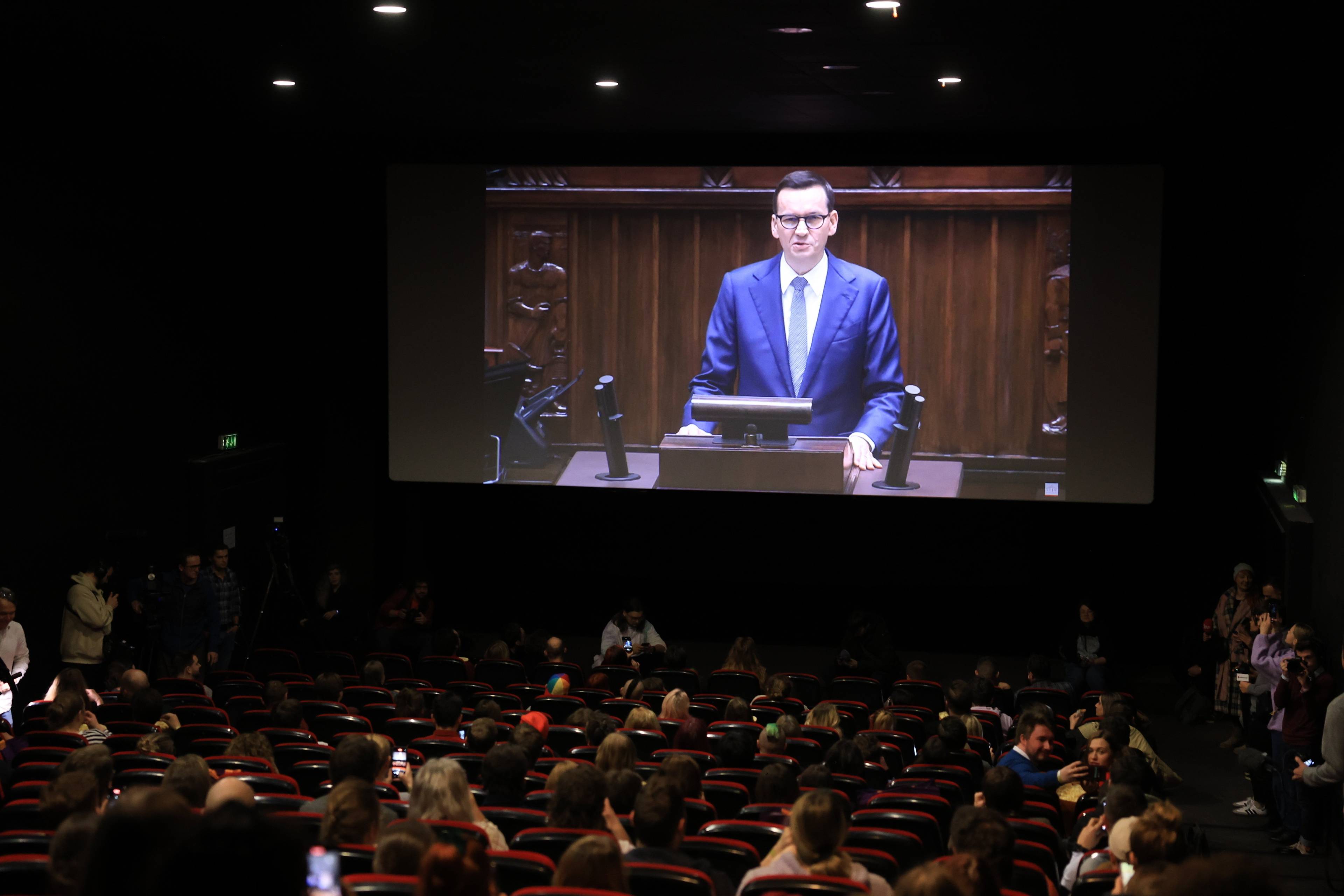 Na kinowym ekranie przemawiający w Sejmie premier Mateusz Morawiecki