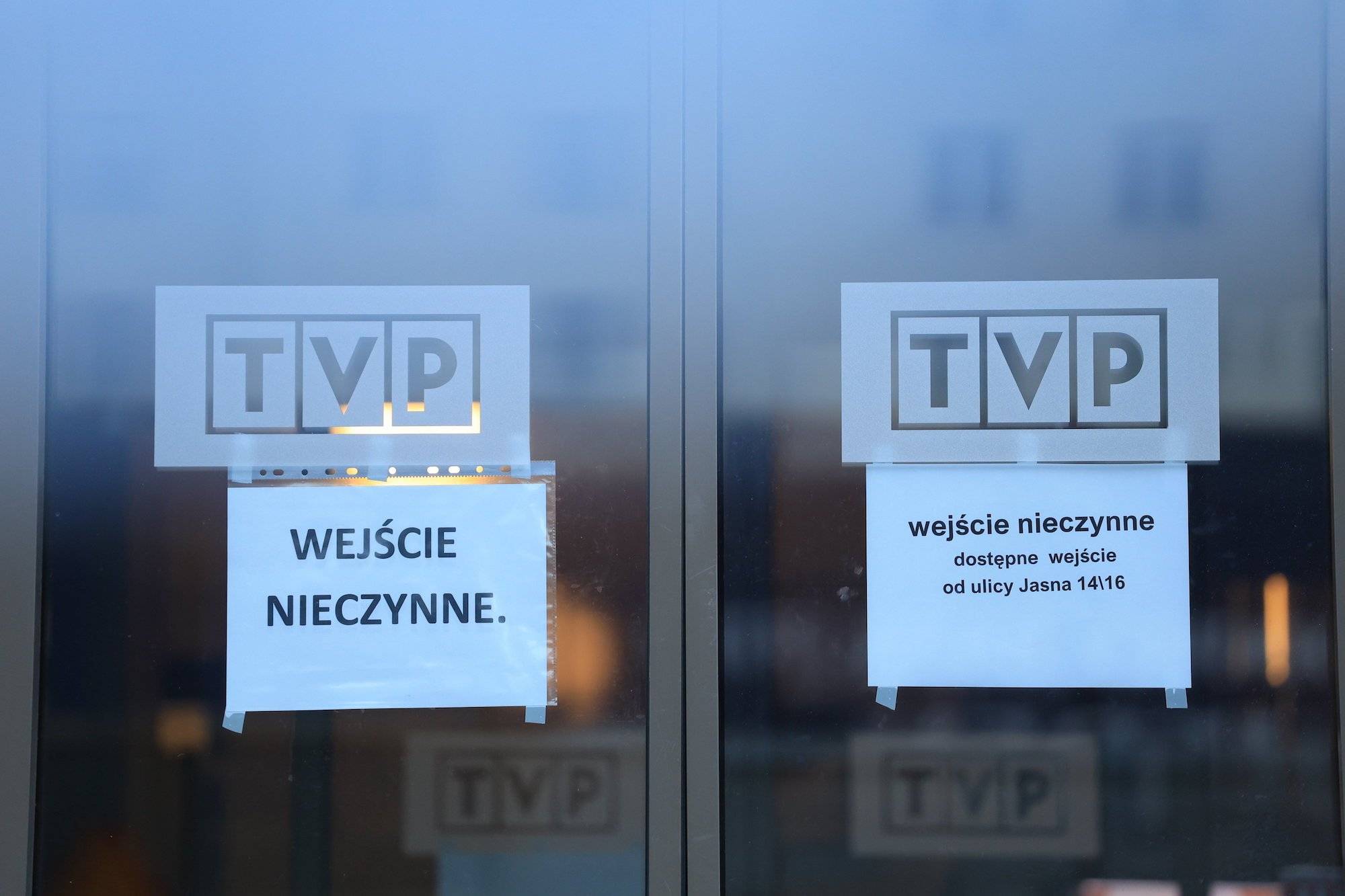 Zamknięte wejście do siedziby TVP. Przyklejona do drzwi kartka z napisem "wejście nieczynne"