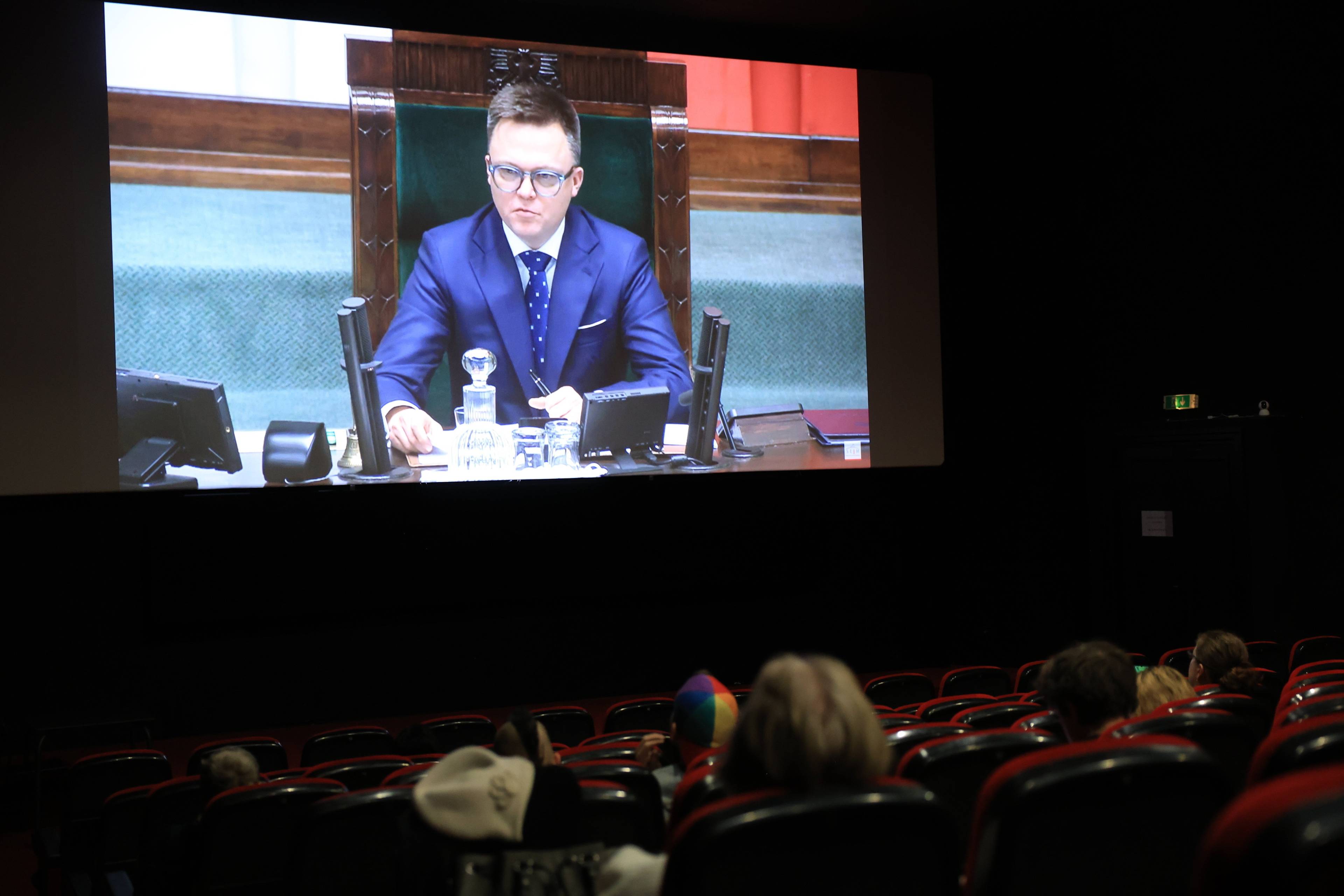 Marszałek Hołownia w Sejmie na ekranie w sali kinowej