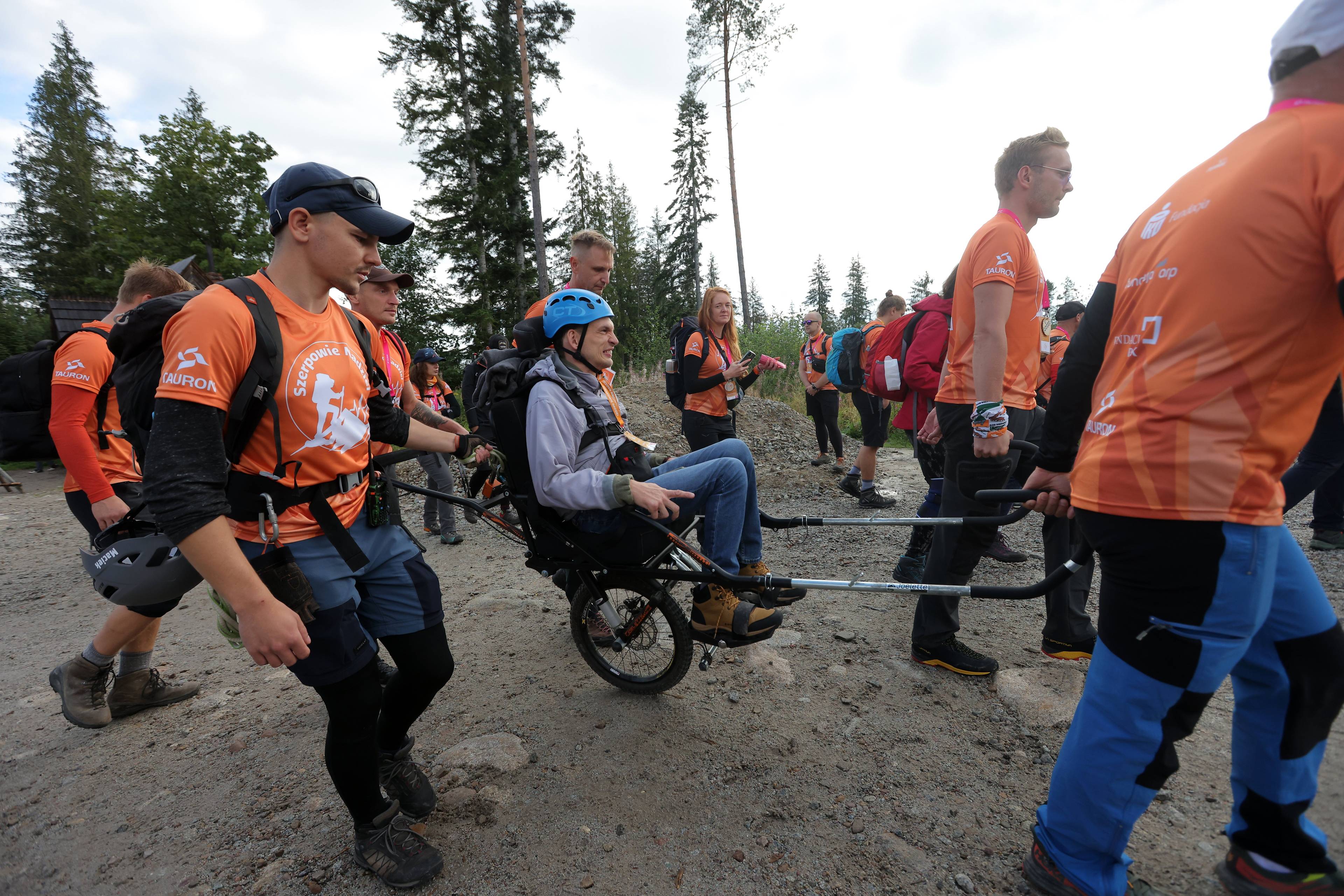 Wyprawa w góry z idziaem osoby z niepełnosprawnością - w specjalnym wózku i w kasku