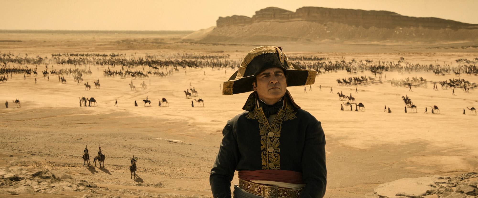 Fotos z filmu przedstawia Napoleona na tle pustyni arabskiej przez która mkną jego oddziały