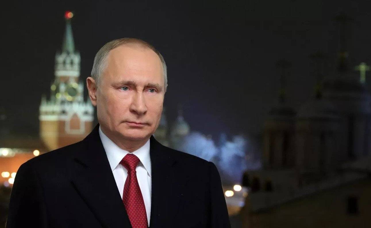 Putin na tle nocnego zdjęcia Kremla