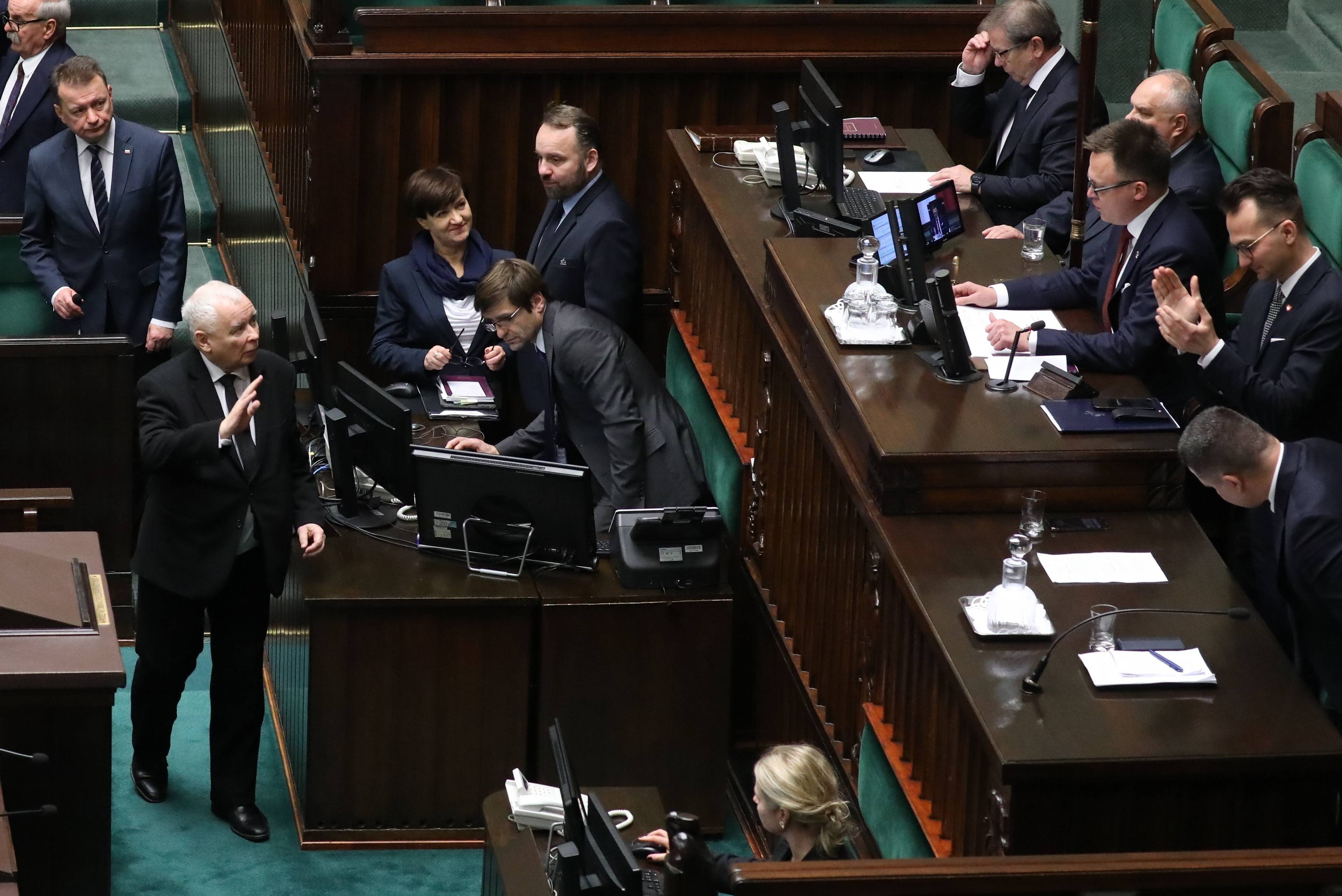 Jarosław Kaczyński wchodzi na sejmową mównicę