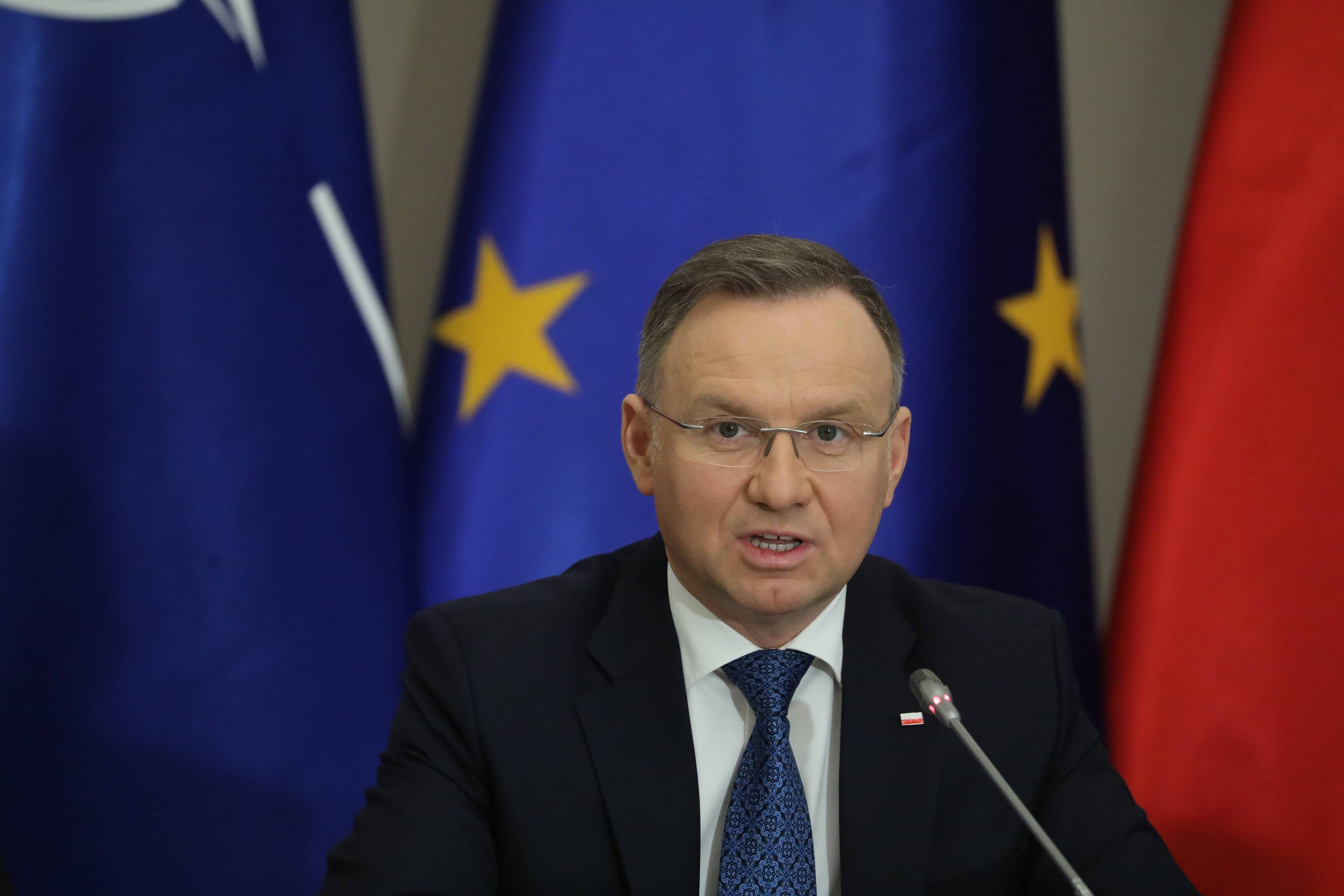 Andrzej Duda wygłosił noworoczne orędzie. Na zdjęciu prezydent na tle flagi Unii Europejskiej