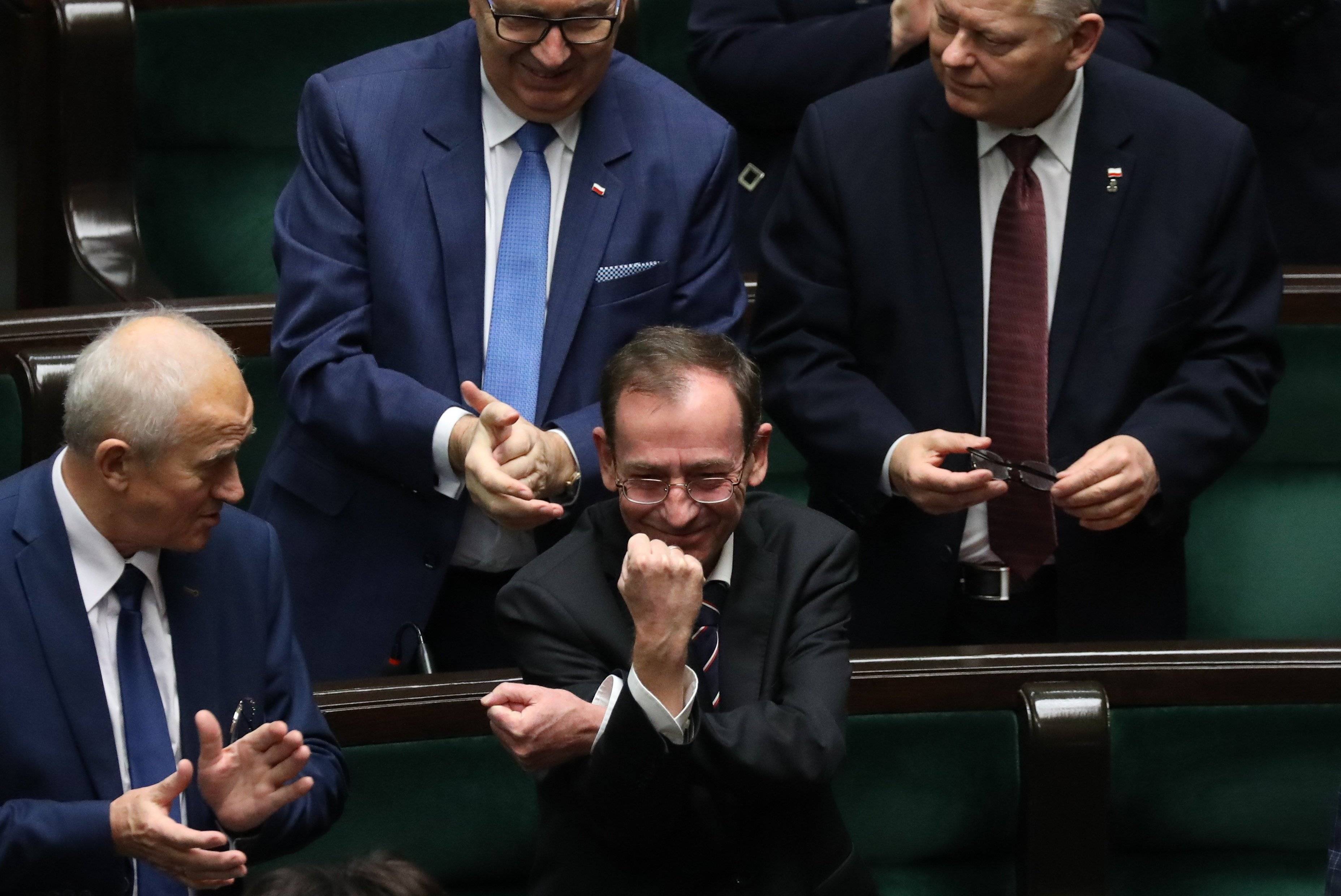 Poseł Kamiński pokazuje wulgarny gest w Sejmie