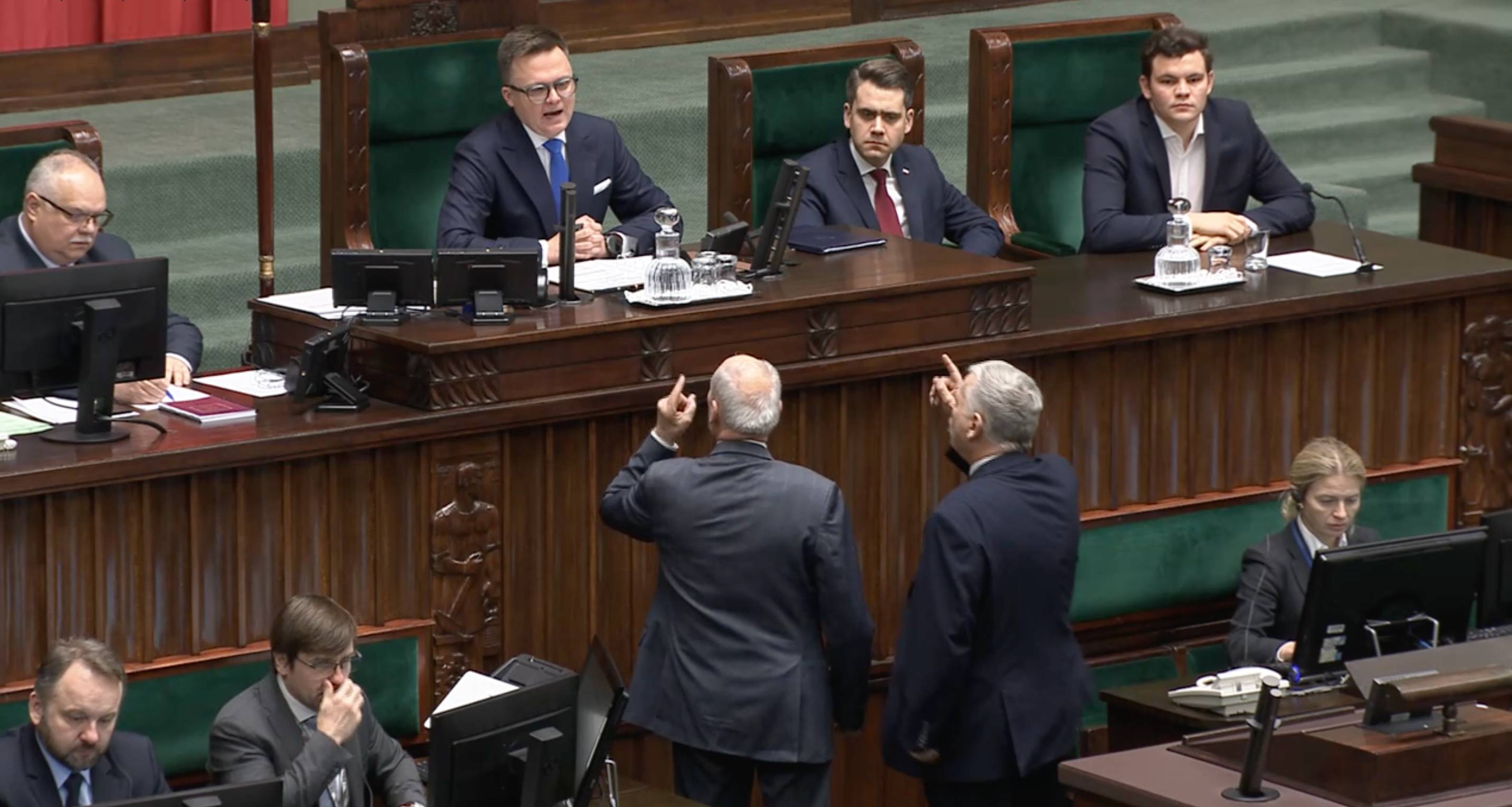 Posłowie PiS Antoni Macierewicz i Marek Suski wygrażają Marszałkowi Sejmu Szymonowi Hołowni