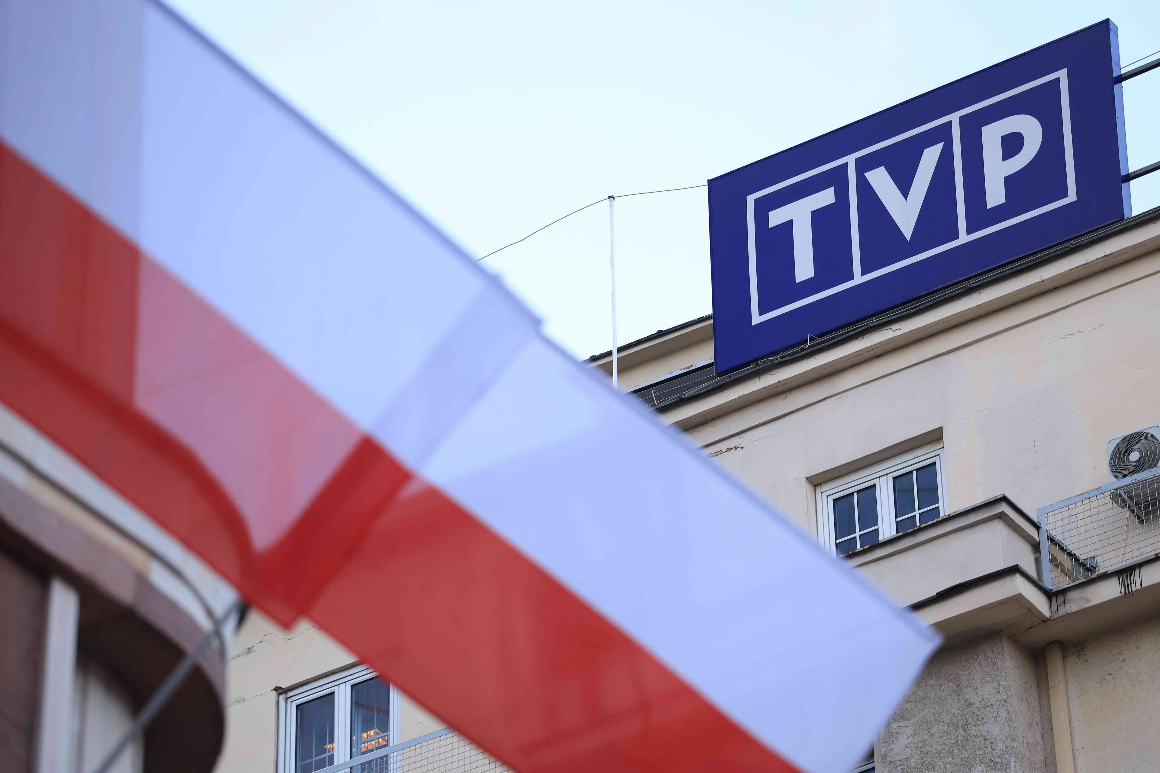 Biało-czerwone flagi na tle budynku TVP przy placu Powstańców Warszawy