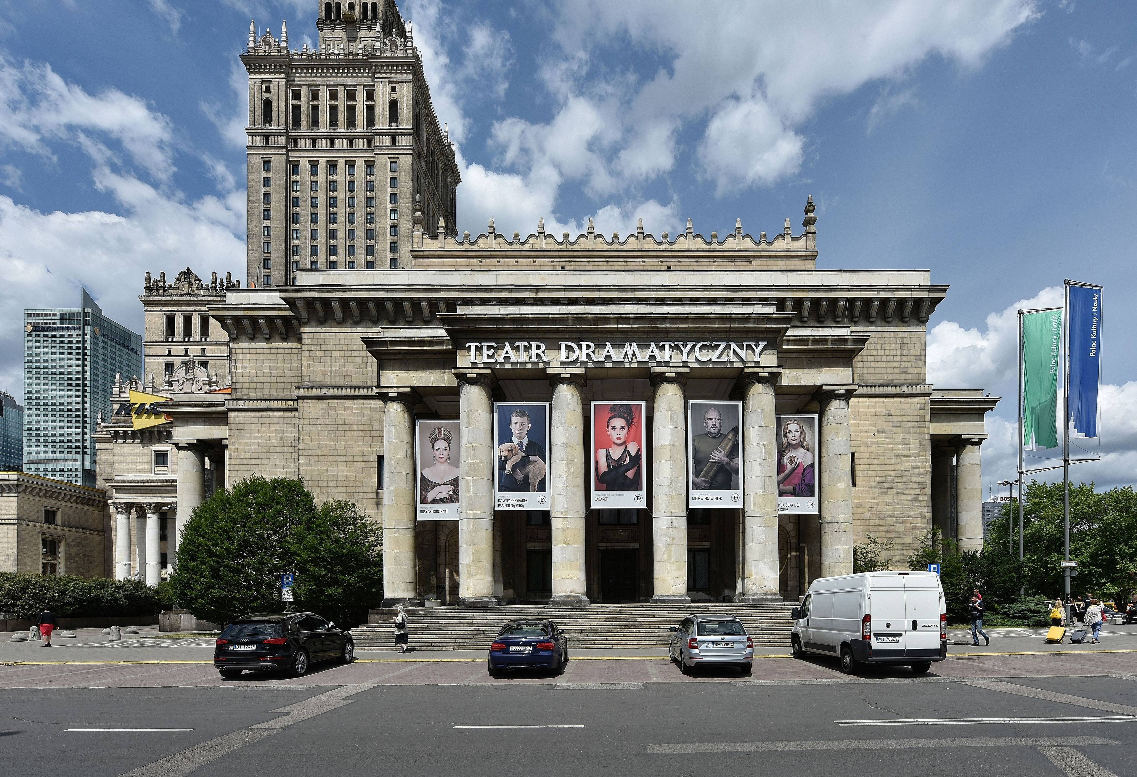Teatr Dramatyczny widok na wejście główne w budynku Pałacu Kultury