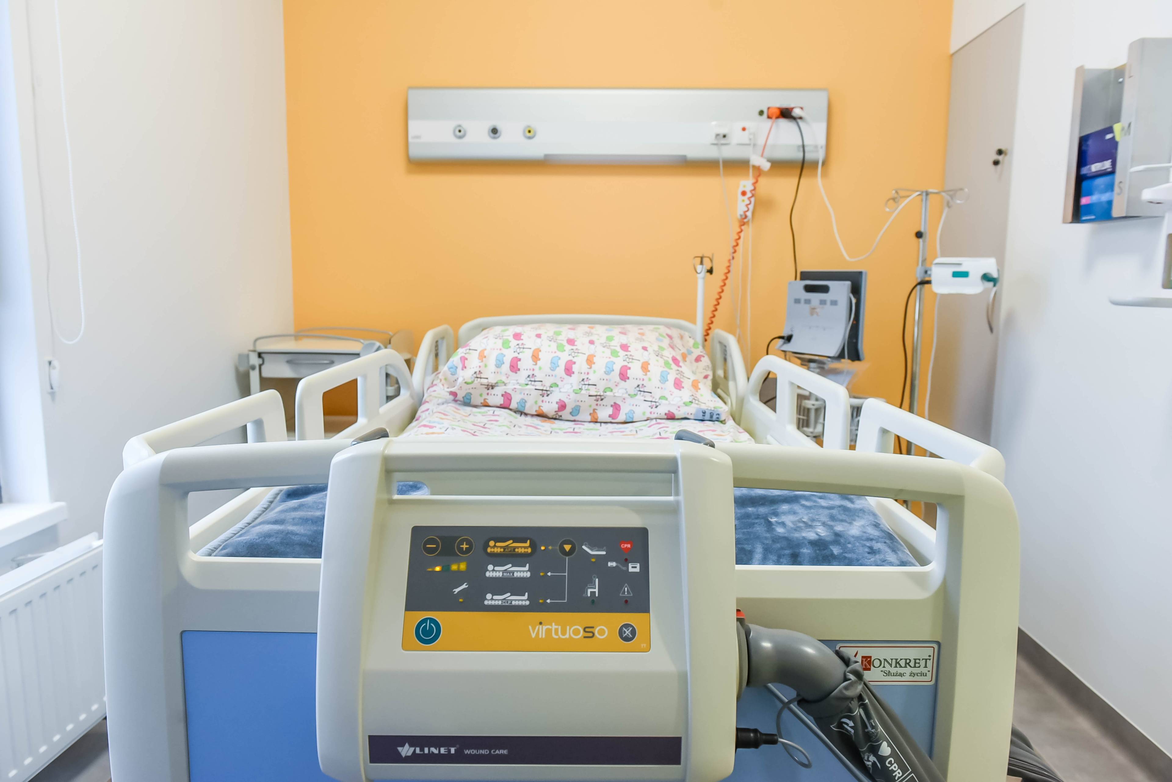Łóżko na oddziale onkologii dziecięcej