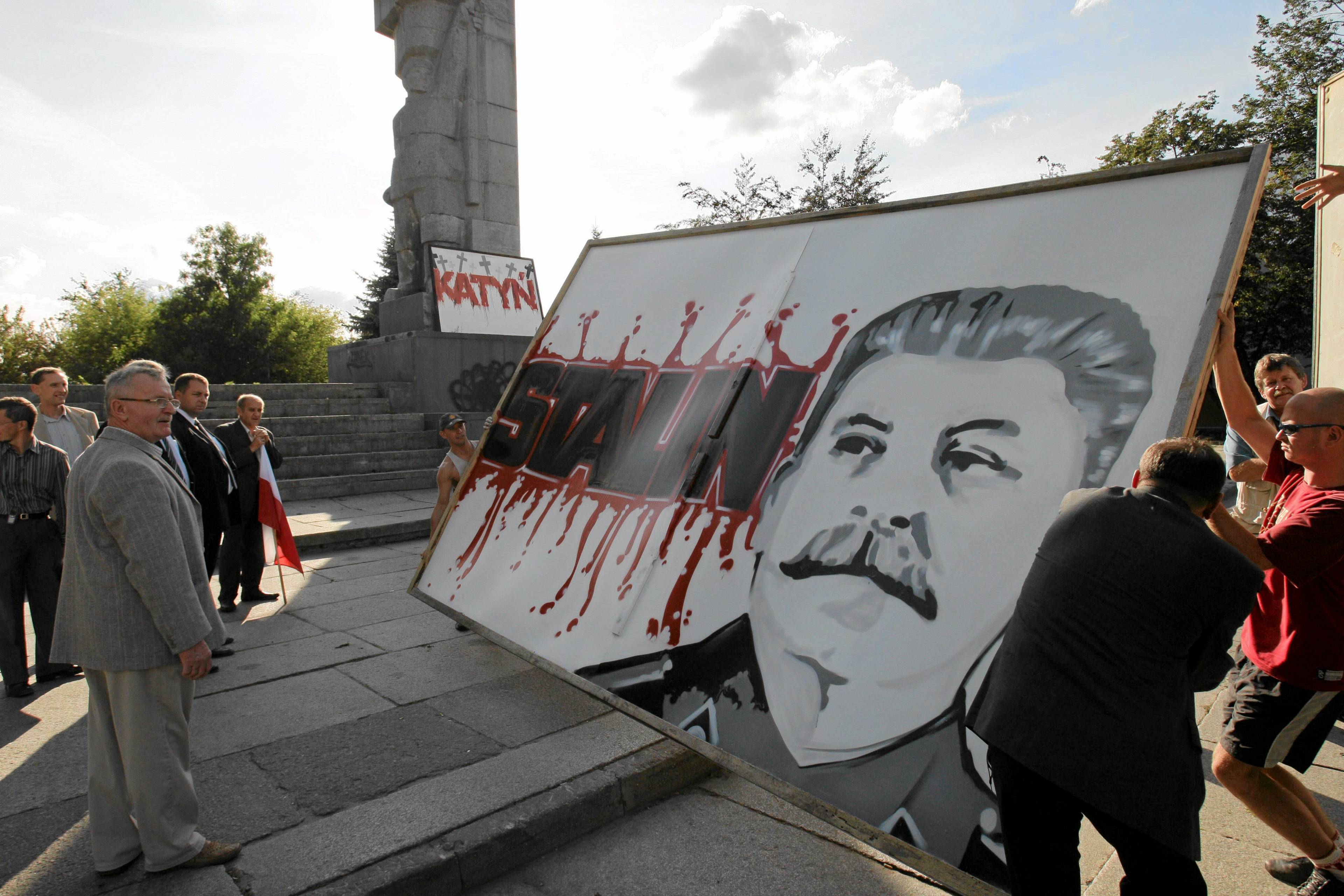 baner z twarzą Stalina i ociekającym krwią jego nazwiskiem