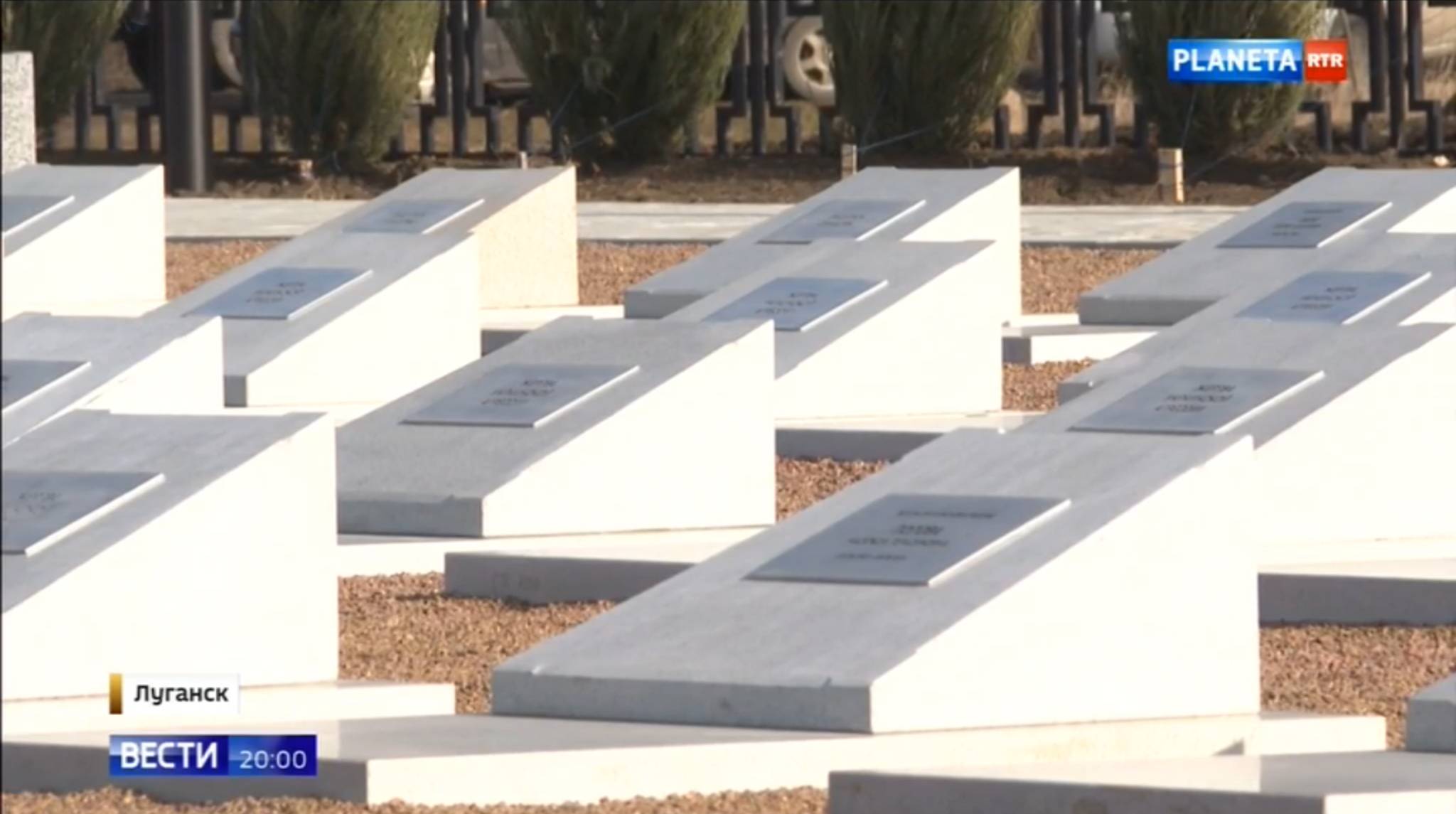 Cmentarz z identycznymi białymi nagrobkami bez krzyży