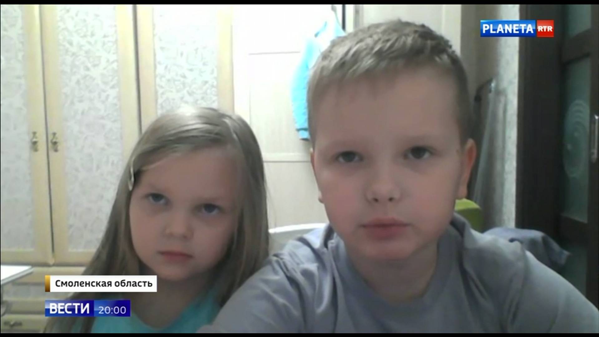Dwoje dzieci patrzy w ekran iu nagrywa przesłanie do Putina