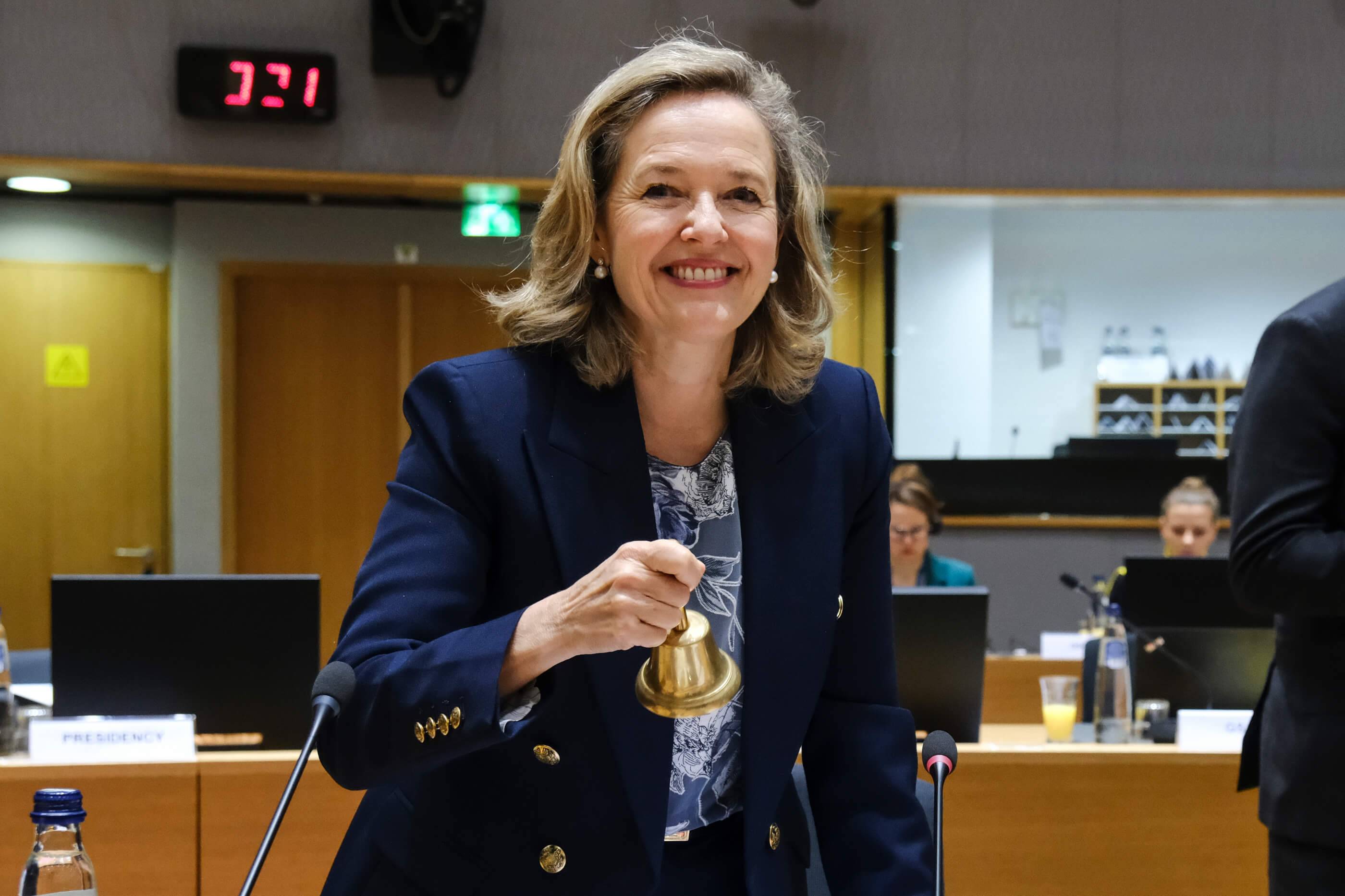 Nadia Calviño, hiszpańska ministra finansów i gospodarki sygnalizuje dzwoneczkiem otwarcie posiedzenia rady UE do spraw finansowych w piątek 8 grudnia 2023 roku.