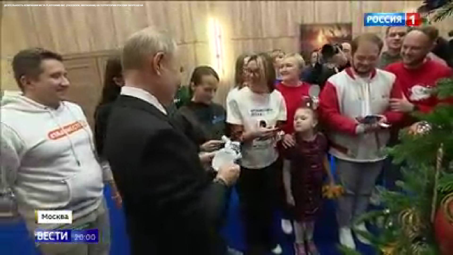 Putin z grupą młodych ludzi i dzieci