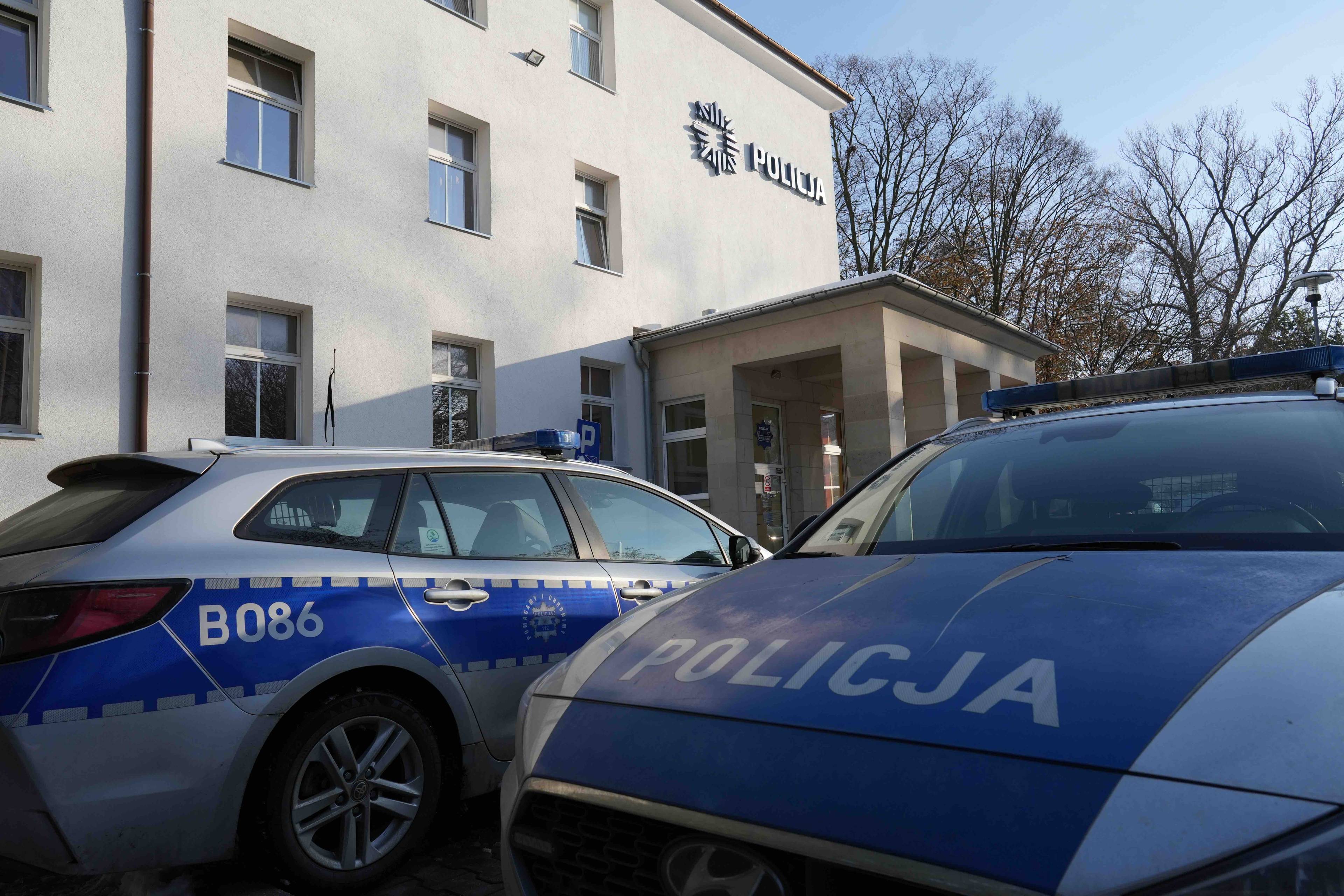 Radiowozy policyjne stoją przed komisariatem policji we Wrocławiu.