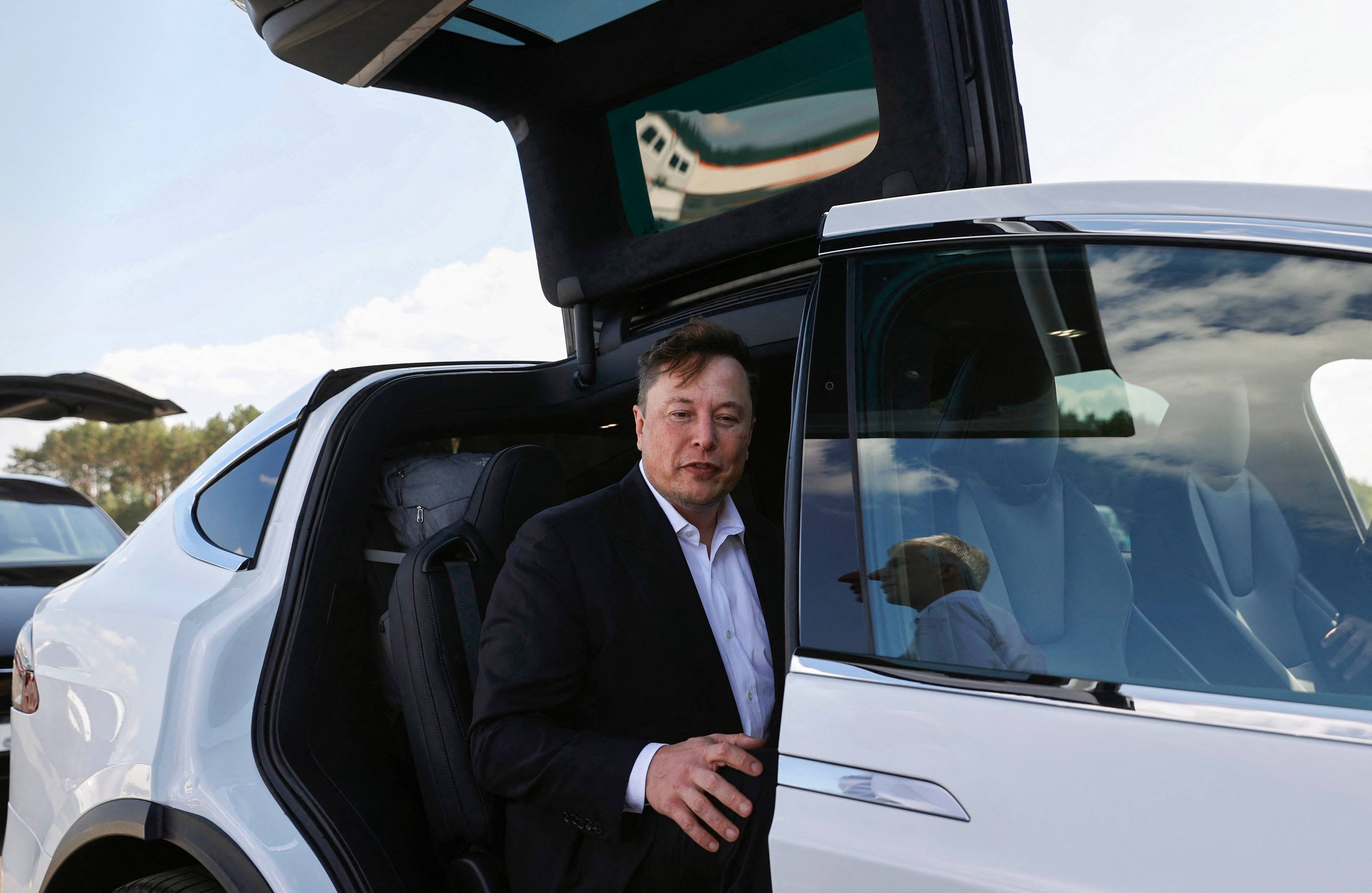 Elon Musk na tylnym siedzeniu Tesli