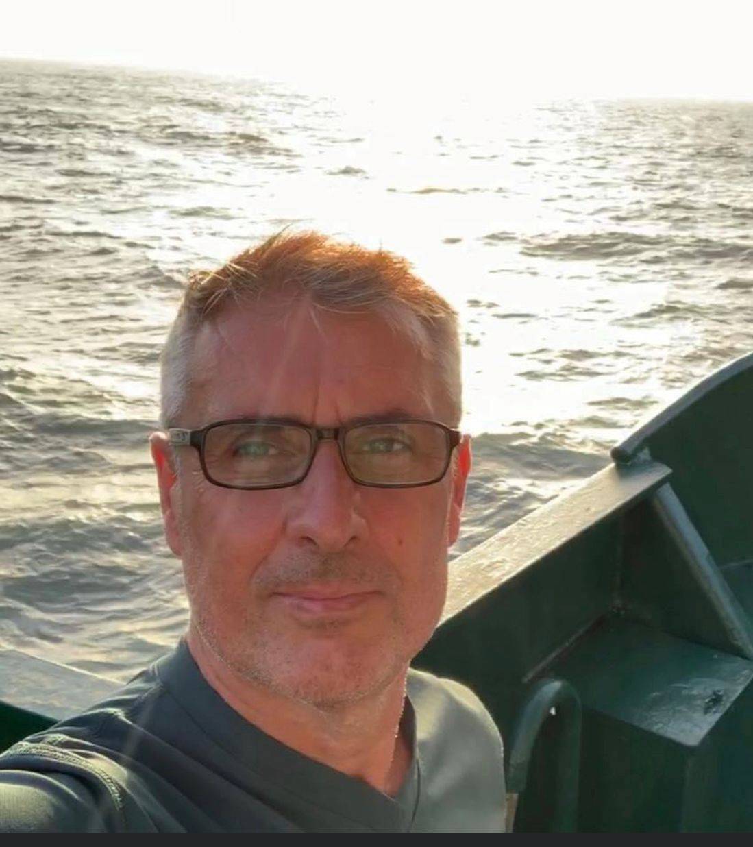selfie mężczyzny w okularach na tle morza