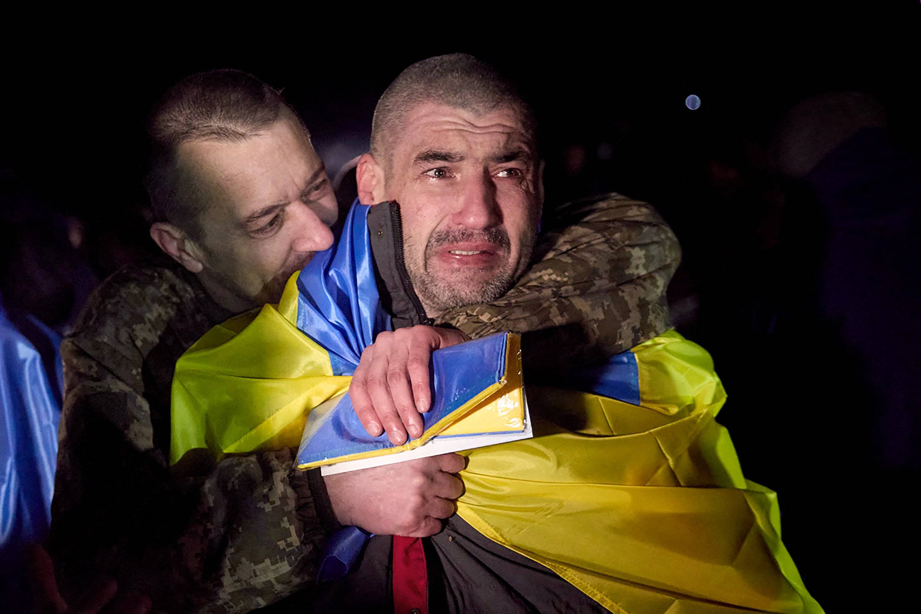 Męczyzna owinięty ukraińską flagą