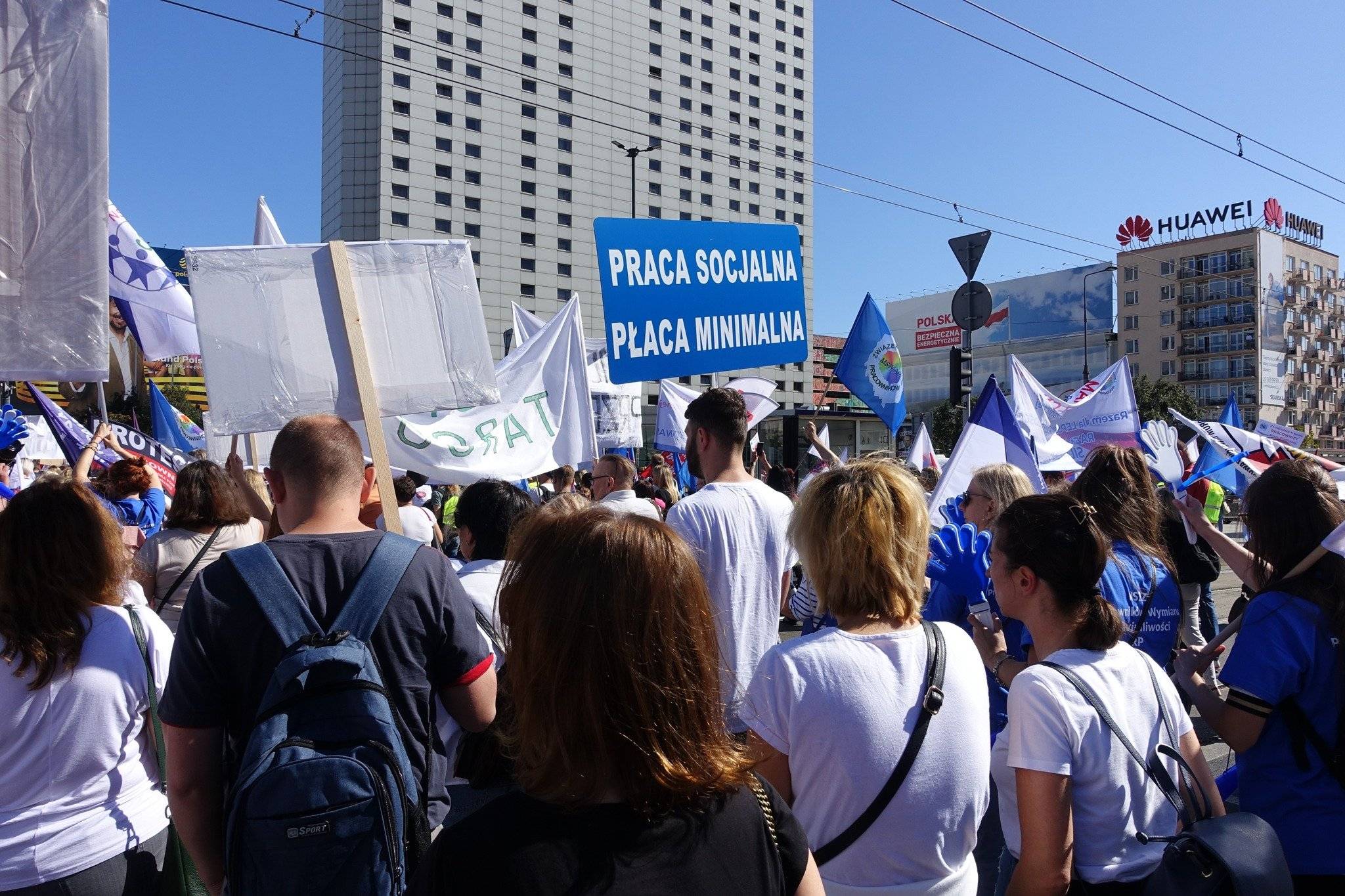 Protest pracowników pomocy społecznej w Warszawie. Transparent: praca socjalna, płaca minimalna
