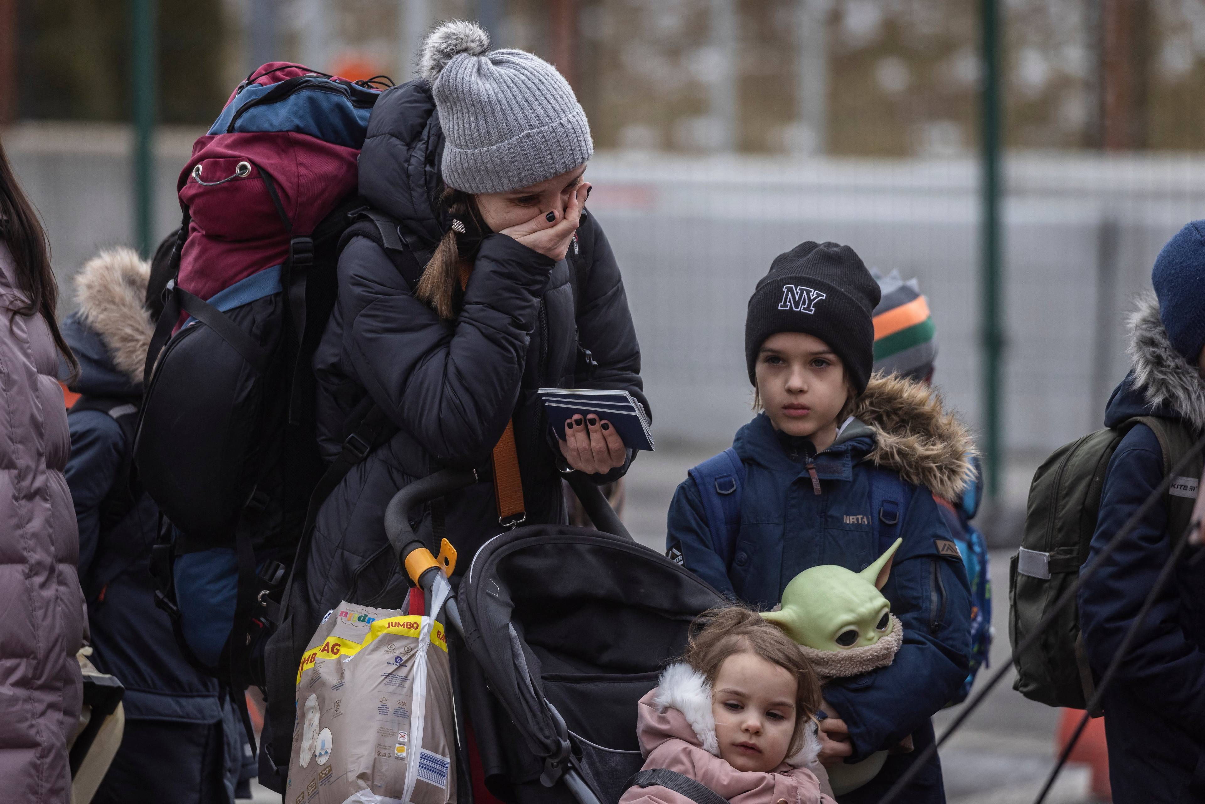 Matka z dwójką dzieci i bagażami na granicy polsko-ukraińskiej. Uchodźcy z Ukrainy