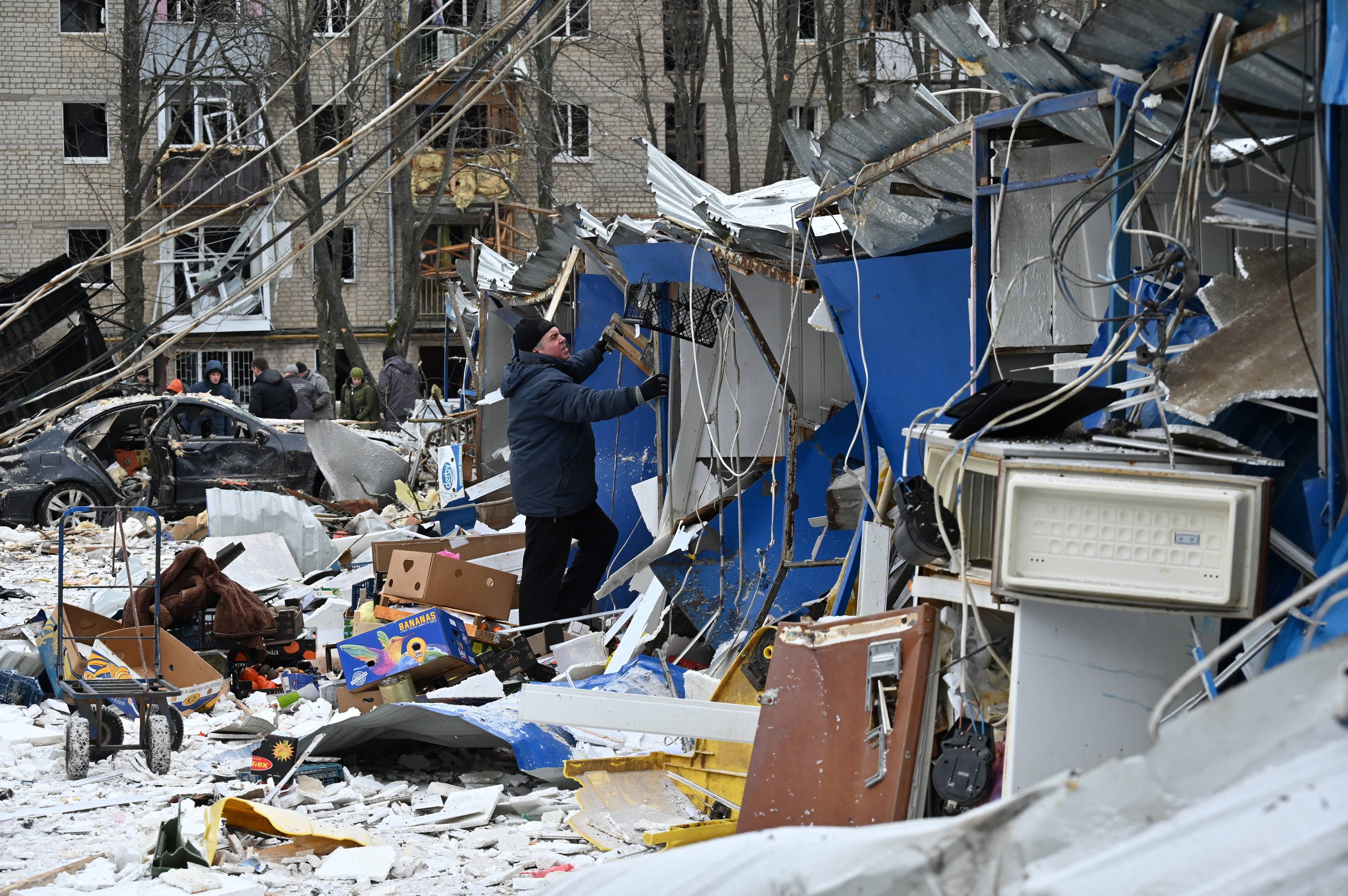 Zniszczony budynek mieszkalny po rosyjskim ataku rakietowym