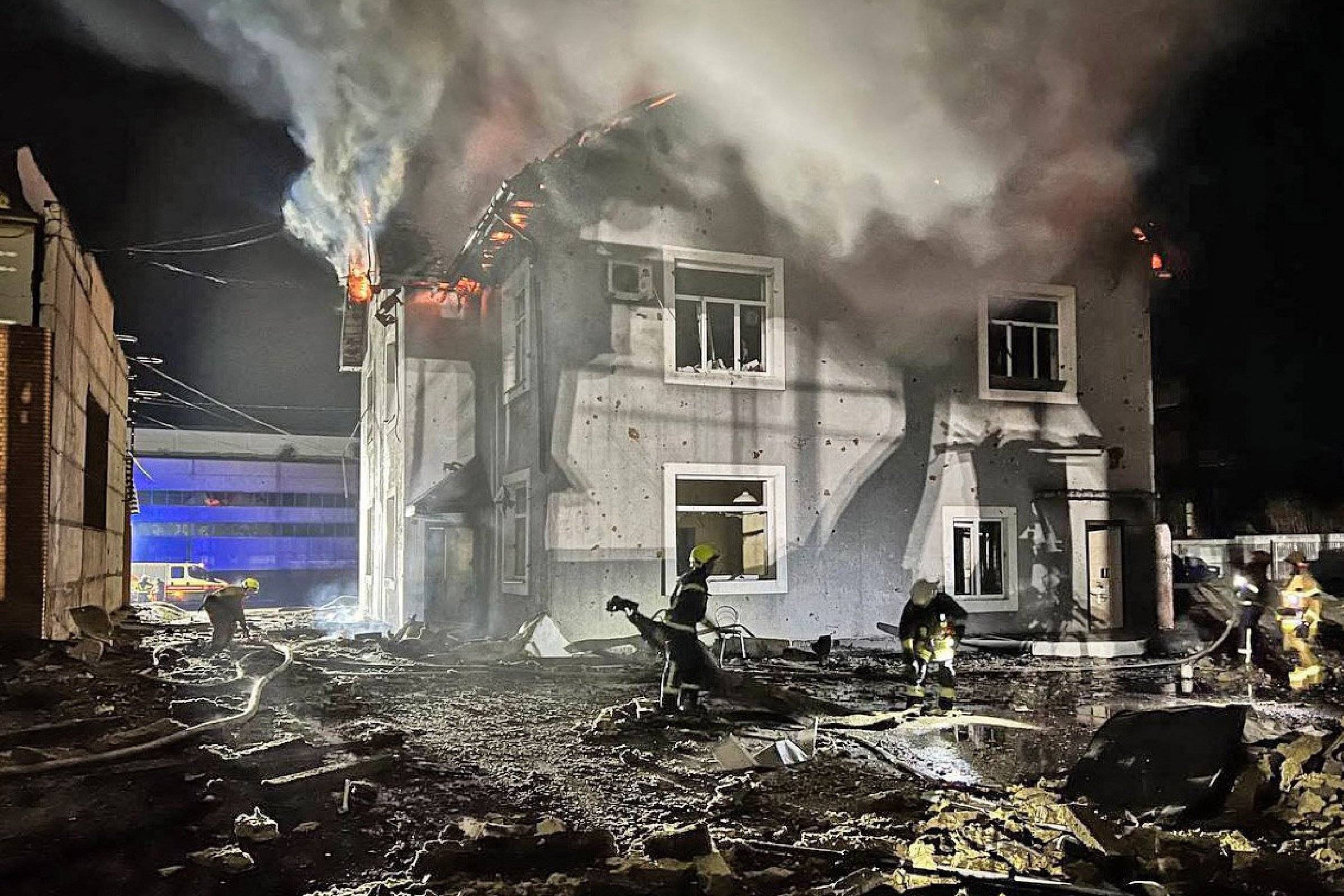 płonący zbombardowany budynek