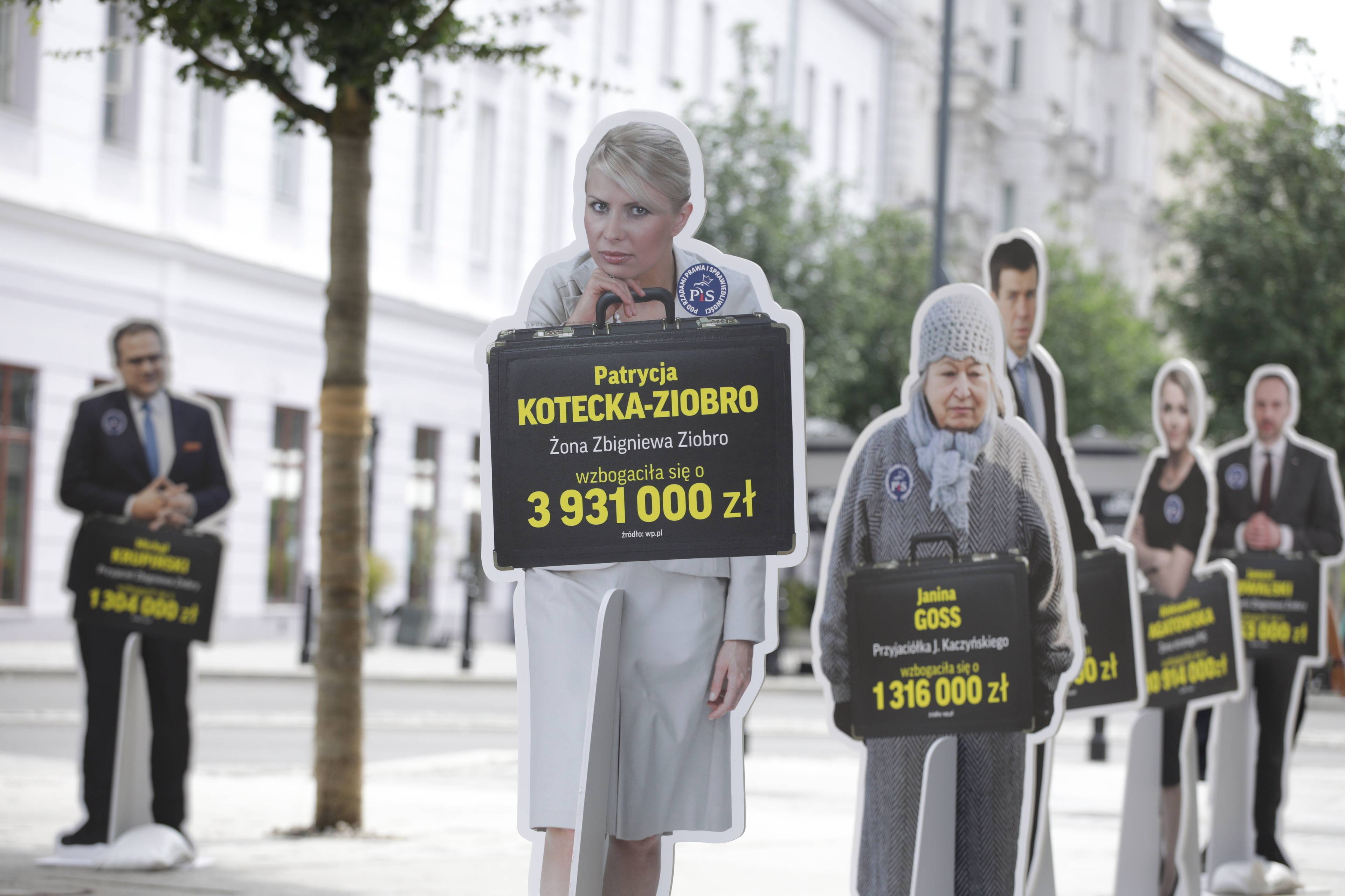 Manekin z podobizną Patrycji Koteckiej, stojący na ulicy z informacją o zarobkach żony b. ministra sprawiedliwości Zbigniewa Ziobry