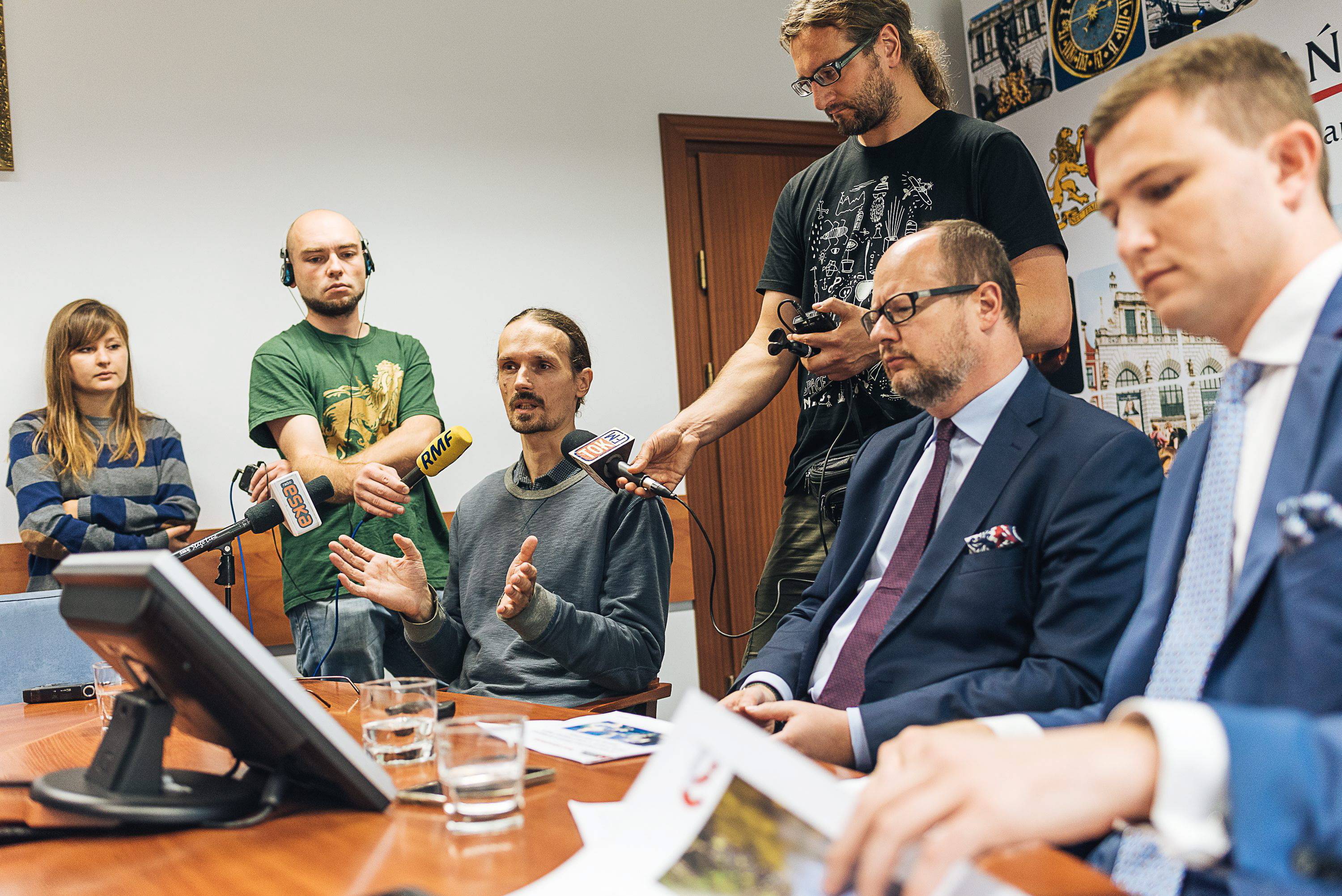 Paeł Adamowicz z młodymi ludźmi na konferencji prasowej