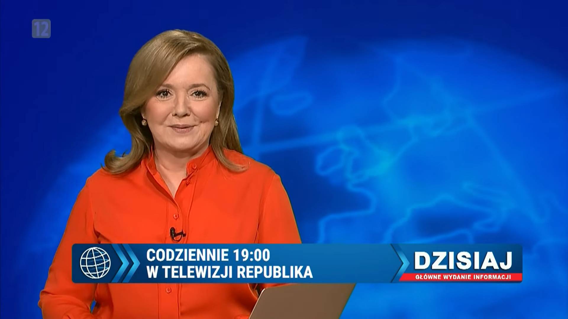na zdjęciu Danuta Holecka, prowadząca informacji w Telewizji Republika. Ma na sobie pomarańczową koszulę.