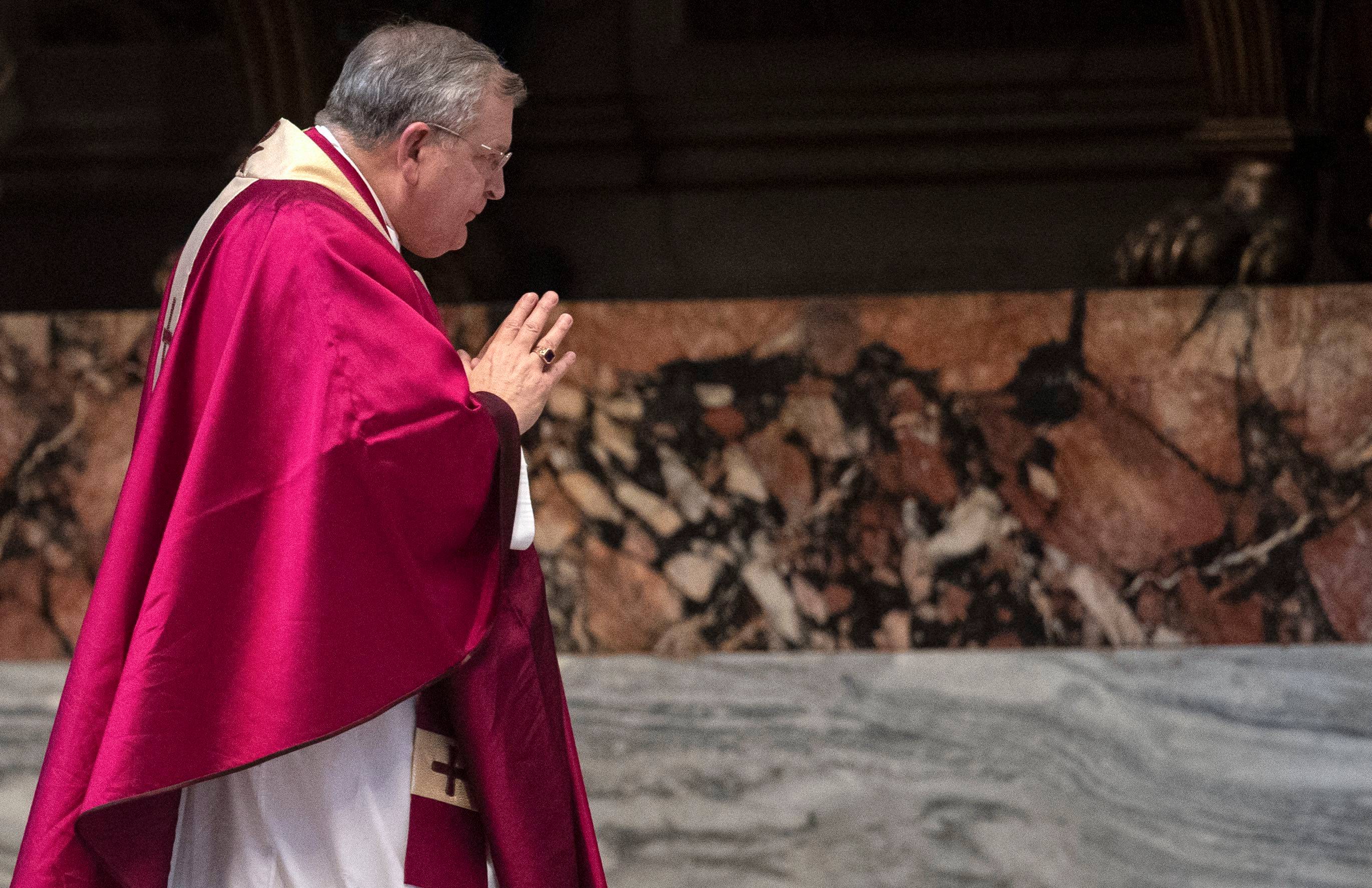 Kardynał Burke w purpurowej szacie wchodzi do Bazyliki św. Piotra w Watykanie. Papież Franciszek