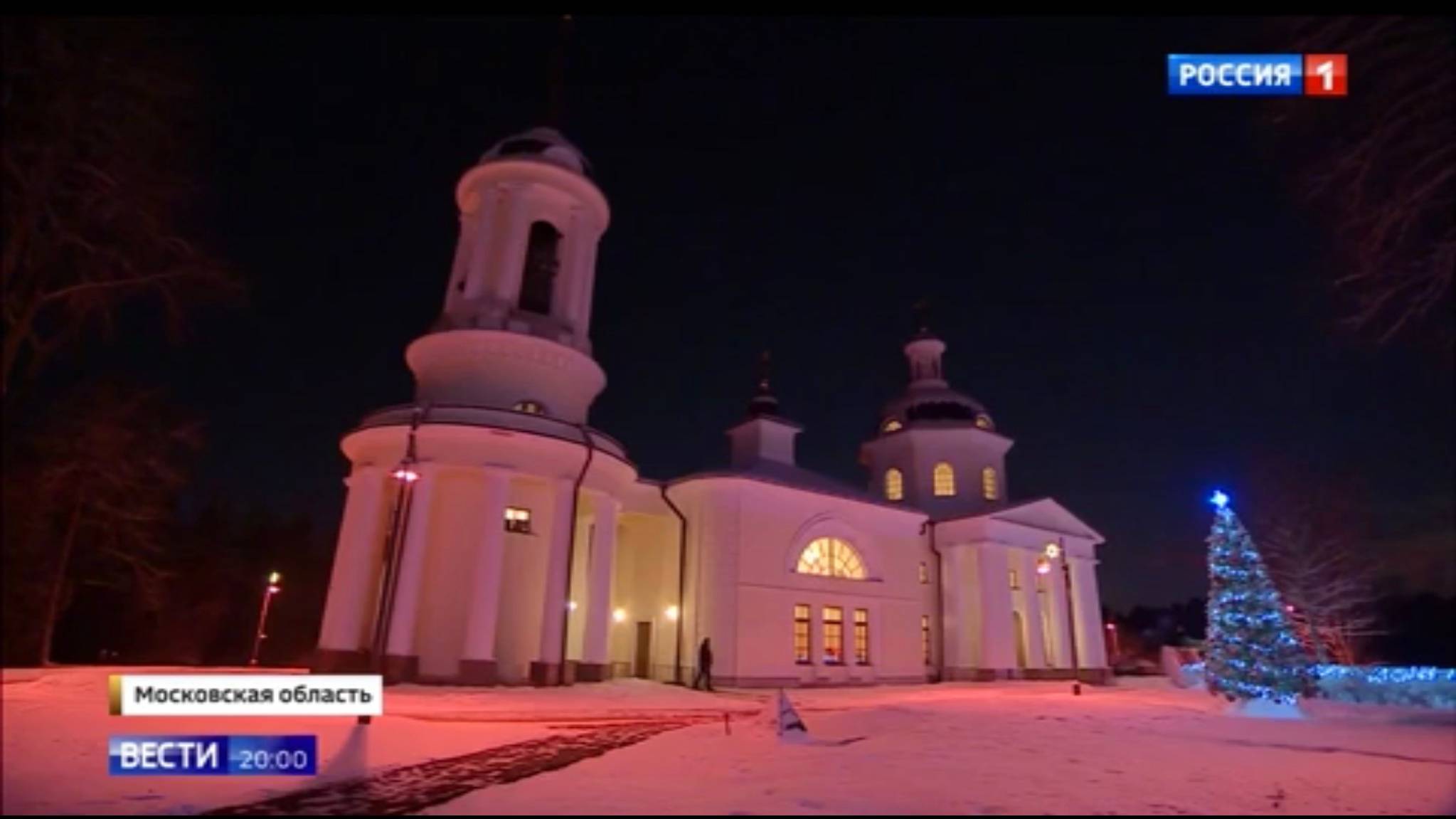 Spora biaala cerkiew nocą