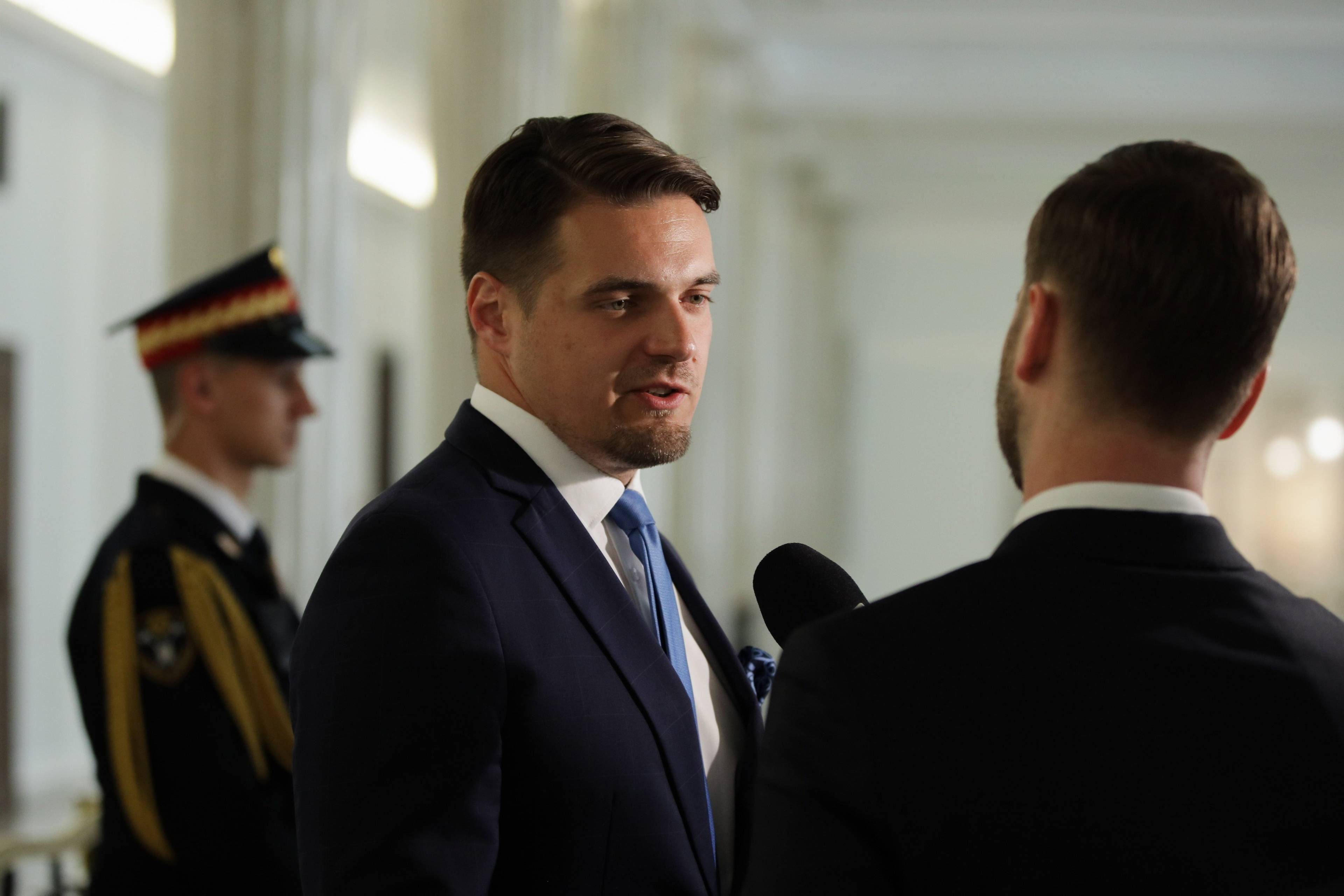 Michał Wypij rozmawia z dziennikarzem w Sejmie